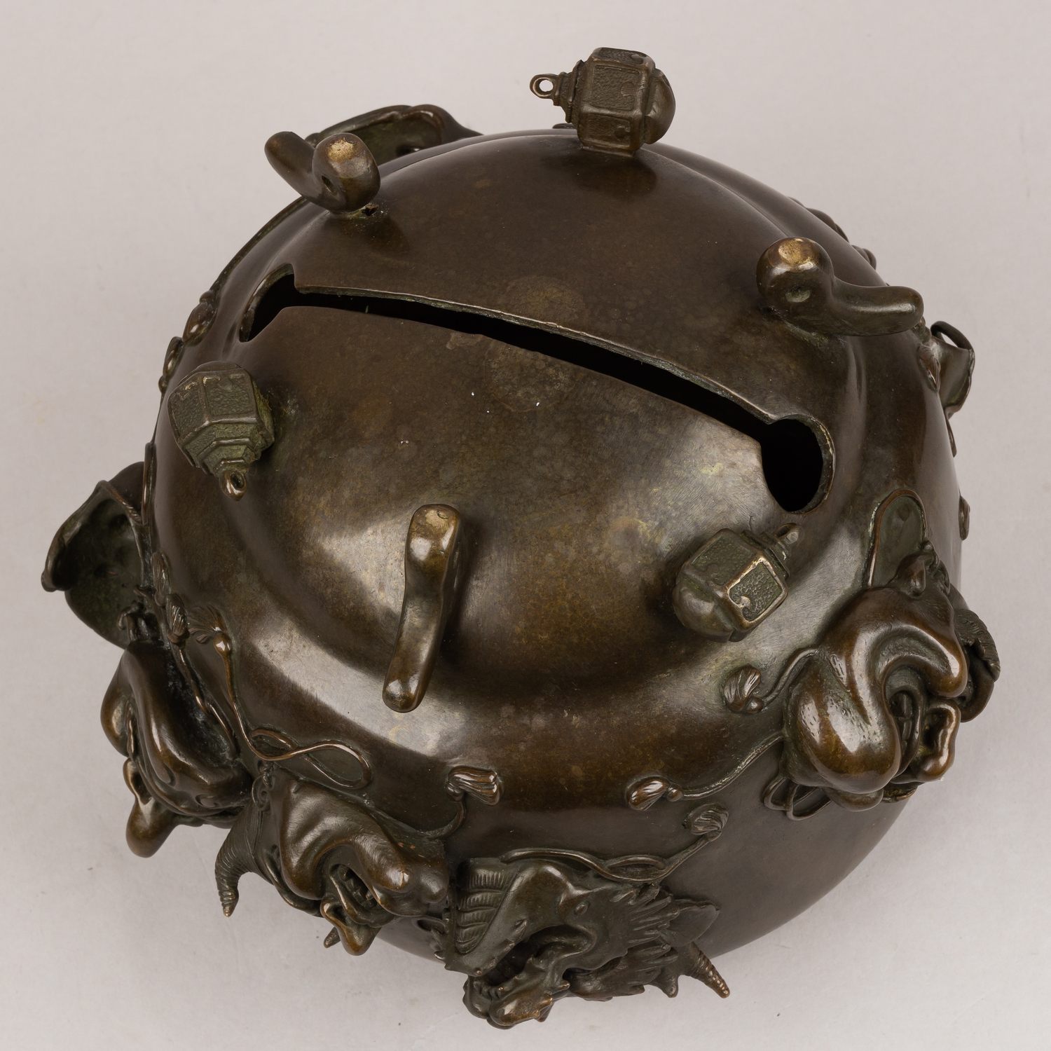 Бронзовая курильница в форме колокольчика Судзу.
Япония, 1868–1912 (эпоха Мэйдзи).