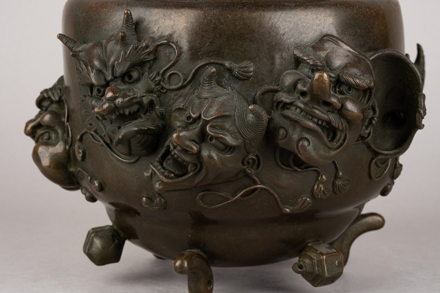 Бронзовая курильница в форме колокольчика Судзу.
Япония, 1868–1912 (эпоха Мэйдзи).