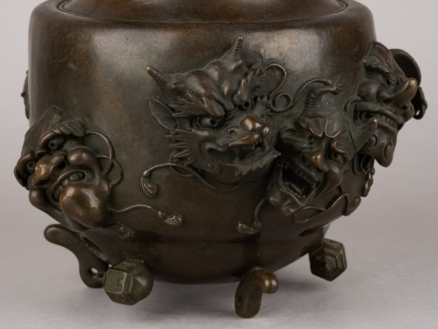 Бронзовая курильница в форме колокольчика Судзу.
Япония, 1868–1912 (эпоха Мэйдзи).