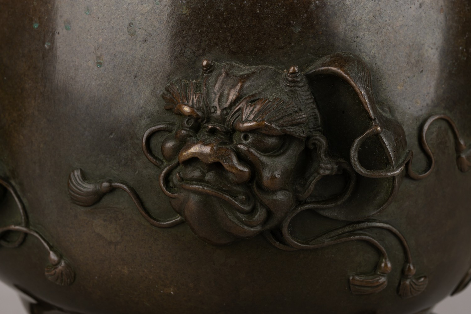 Бронзовая курильница в форме колокольчика Судзу.
Япония, 1868–1912 (эпоха Мэйдзи).