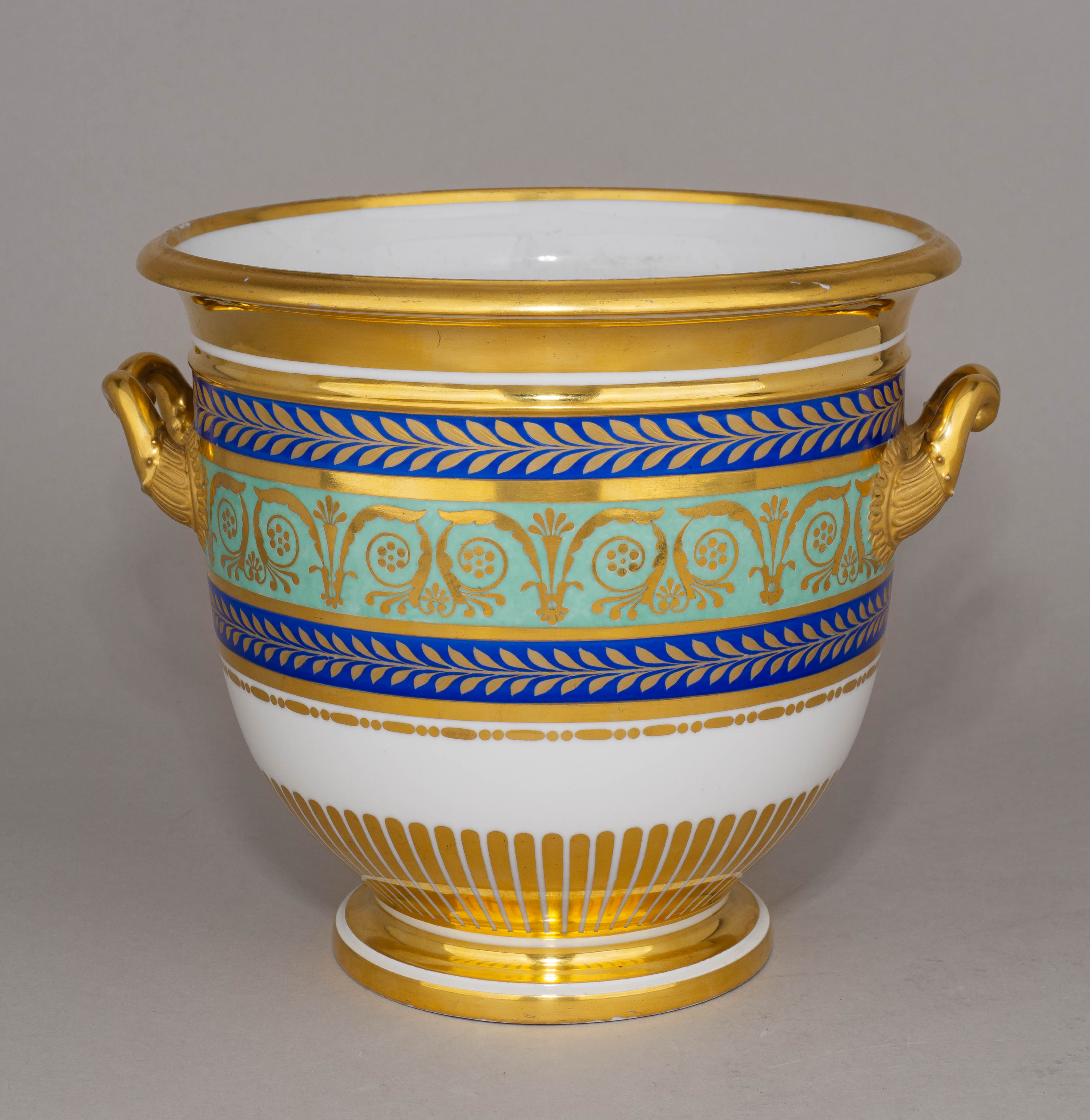 (Сервиз из Гатчинского дворца) Бутылочная передача из «Золотого сервиза». Россия, Санкт-Петербург, Императорский фарфоровый завод, конец ХIХ -начало ХХ века.