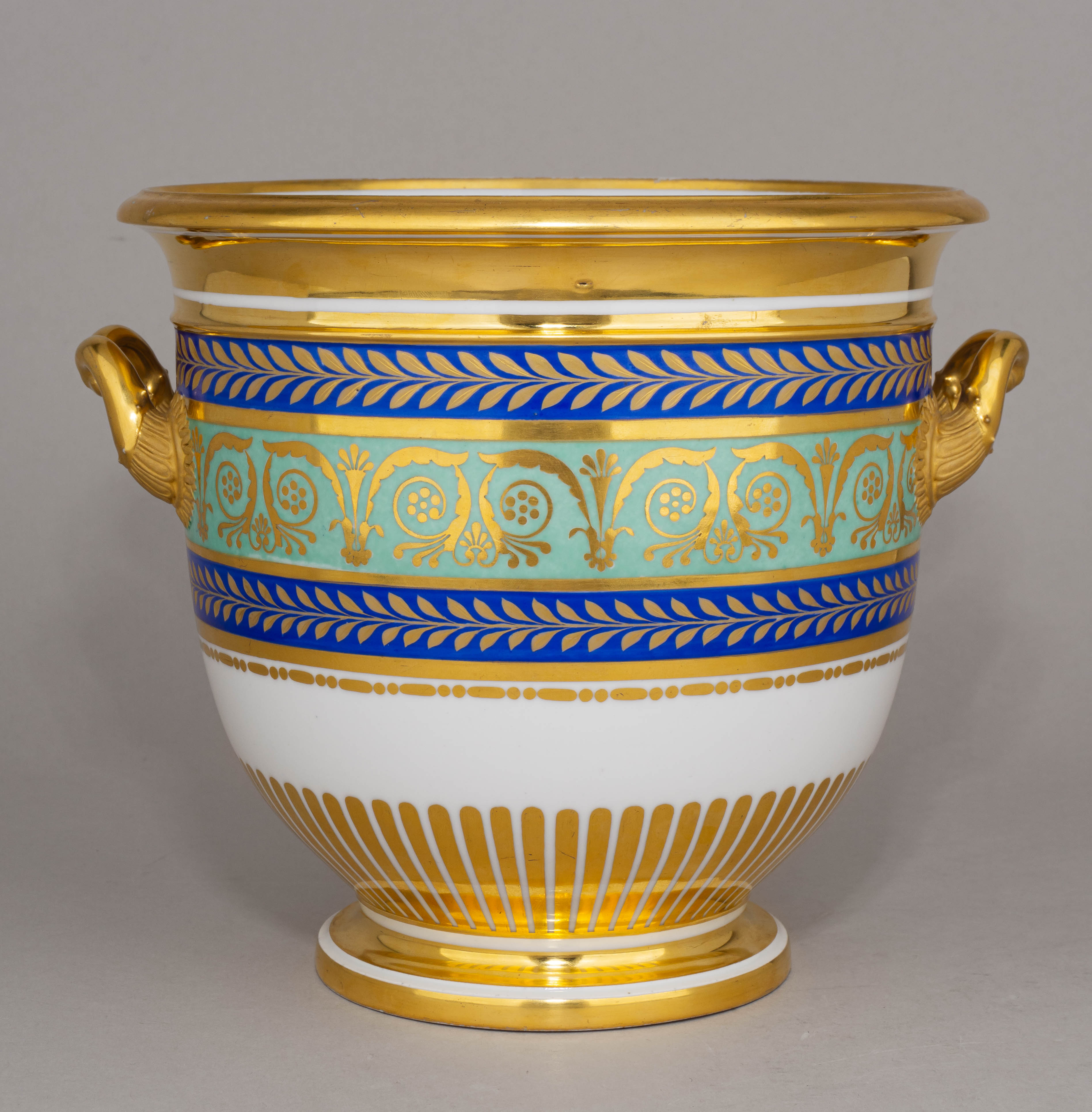 (Сервиз из Гатчинского дворца) Бутылочная передача из «Золотого сервиза». Россия, Санкт-Петербург, Императорский фарфоровый завод, конец ХIХ -начало ХХ века.