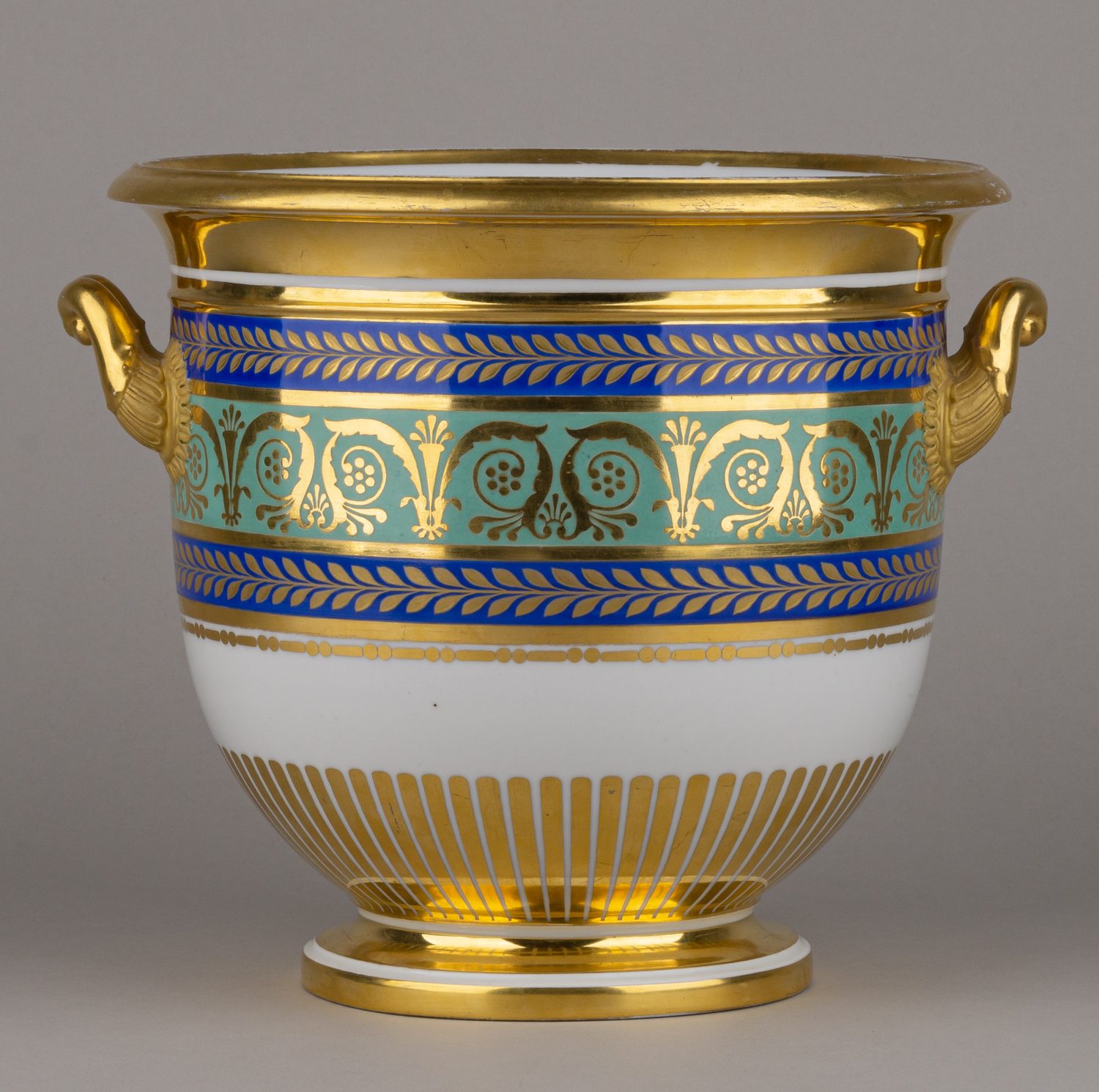 (Сервиз из Гатчинского дворца) Бутылочная передача из «Золотого сервиза». Россия, Санкт-Петербург, Императорский фарфоровый завод, конец ХIХ -начало ХХ века.