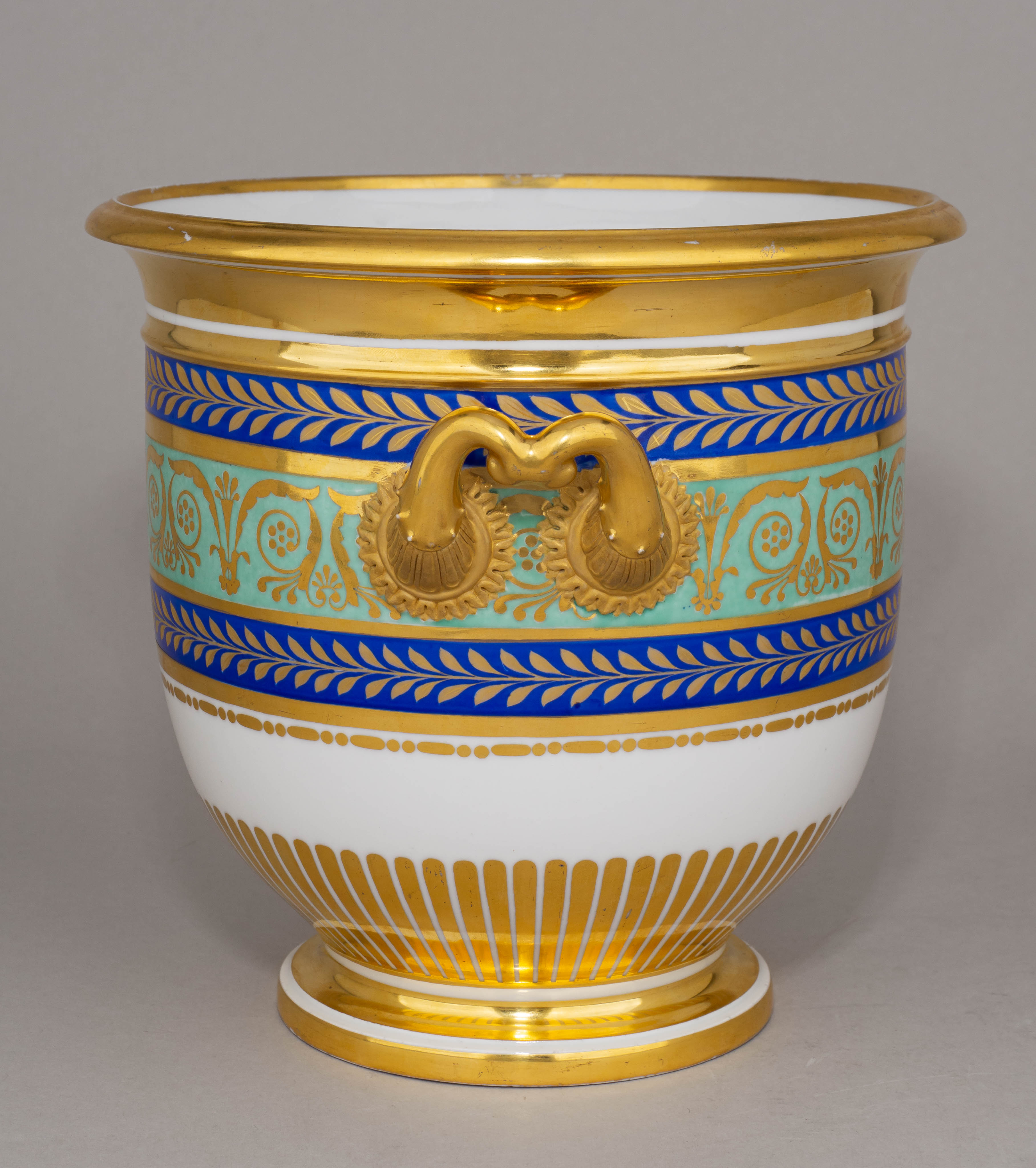 (Сервиз из Гатчинского дворца) Бутылочная передача из «Золотого сервиза». Россия, Санкт-Петербург, Императорский фарфоровый завод, конец ХIХ -начало ХХ века.