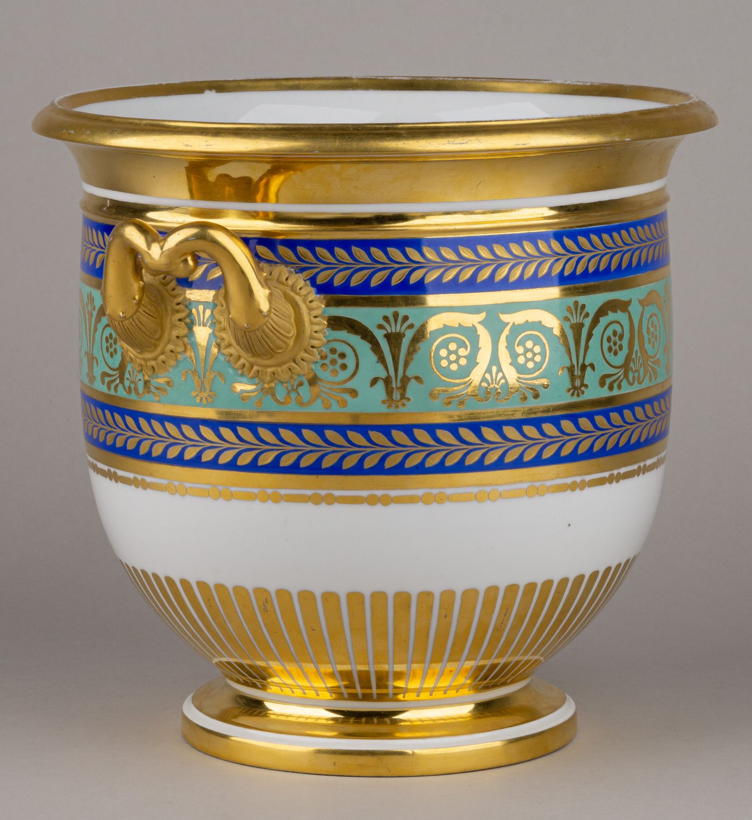 (Сервиз из Гатчинского дворца) Бутылочная передача из «Золотого сервиза». Россия, Санкт-Петербург, Императорский фарфоровый завод, конец ХIХ -начало ХХ века.