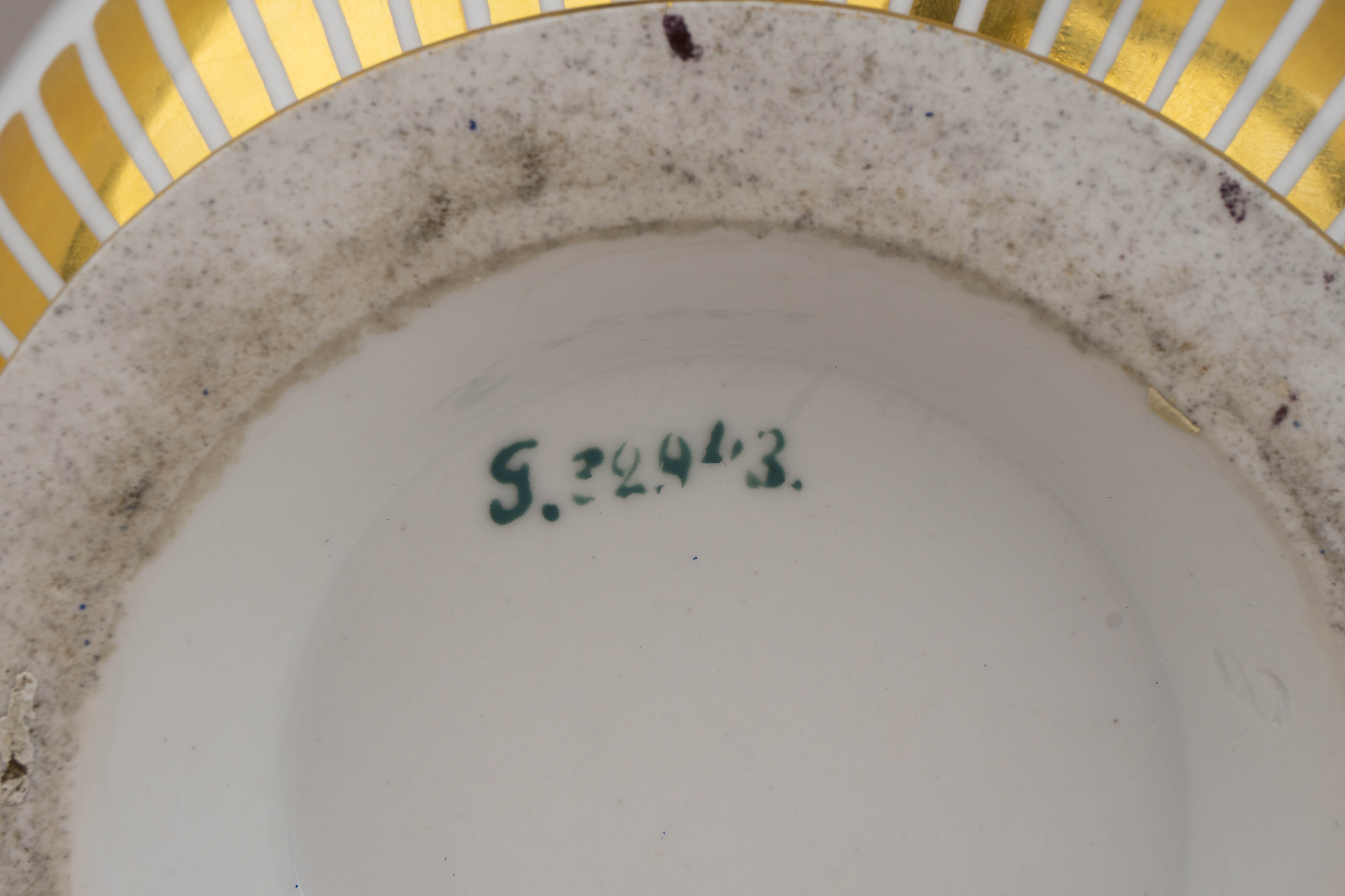 (Сервиз из Гатчинского дворца) Бутылочная передача из «Золотого сервиза». Россия, Санкт-Петербург, Императорский фарфоровый завод, конец ХIХ -начало ХХ века.