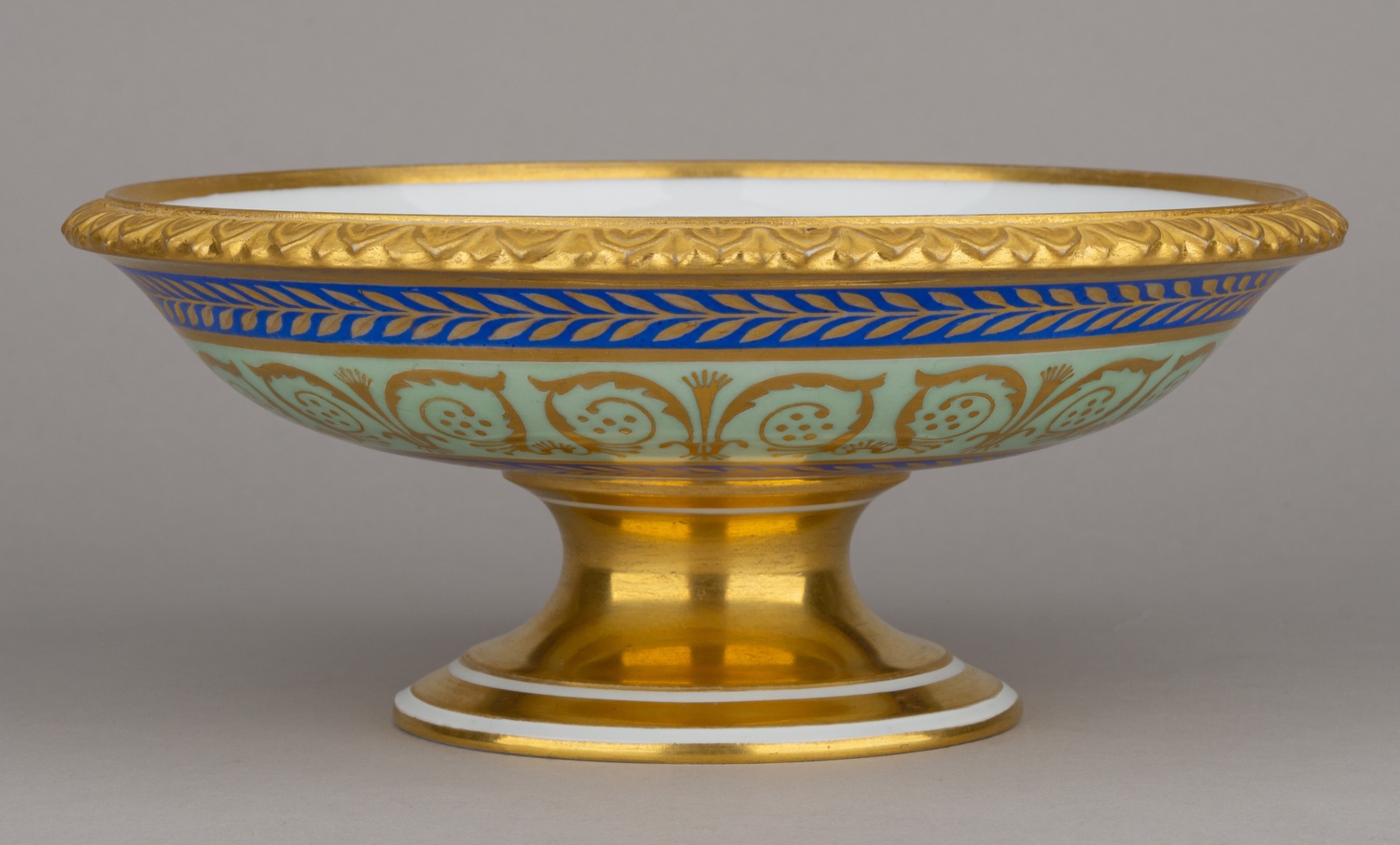 (Сервиз из Гатчинского дворца) Компотьер из «Золотого сервиза». Россия, Санкт-Петербург, Императорский фарфоровый завод, 1903.