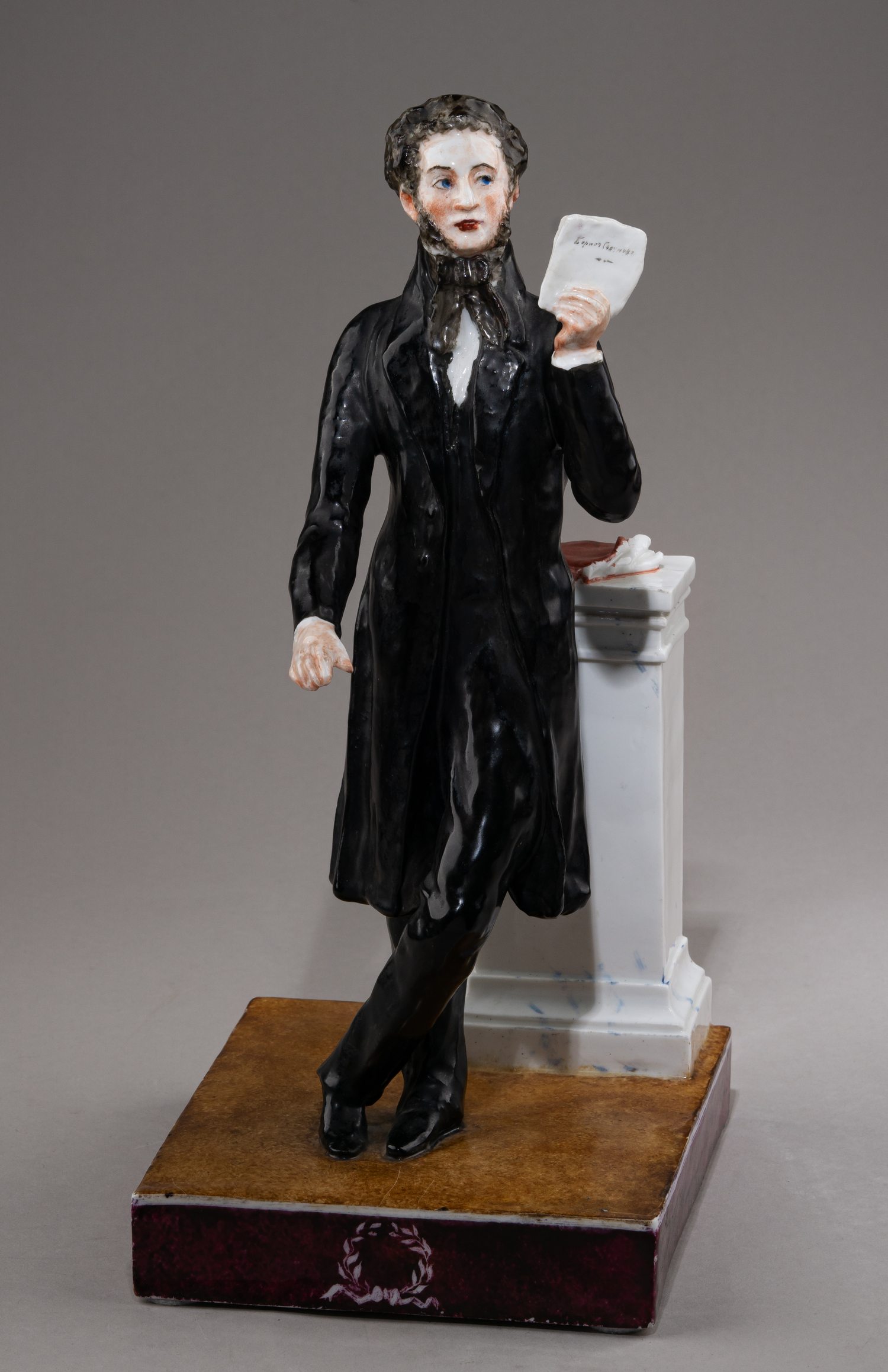 (ИФЗ. С экспертизой Т.А Мозжухиной)  Уникальная скульптура «А.С. Пушкин».<br> Санкт-Петербург, Императорский фарфоровый завод, автор – С.А. Галяшкин, скульптор-формовщик П. Шмаковъ, 1910.