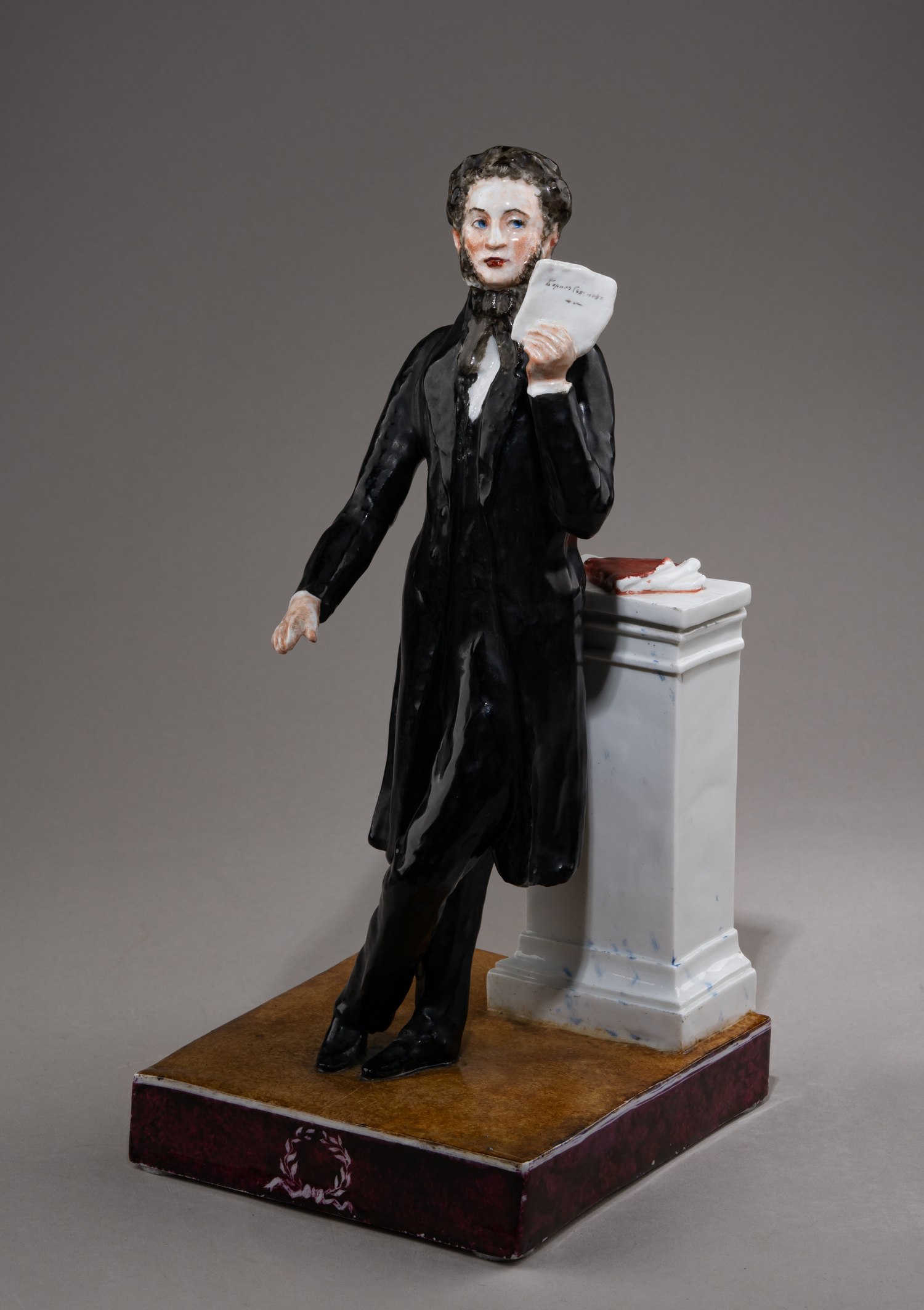 (ИФЗ. С экспертизой Т.А Мозжухиной)  Уникальная скульптура «А.С. Пушкин».<br> Санкт-Петербург, Императорский фарфоровый завод, автор – С.А. Галяшкин, скульптор-формовщик П. Шмаковъ, 1910.