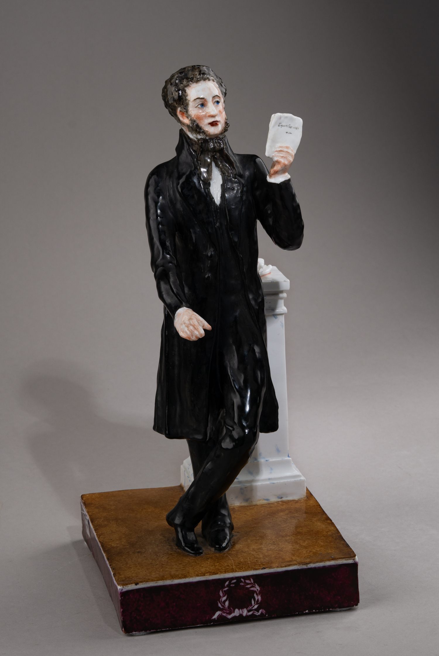 (ИФЗ. С экспертизой Т.А Мозжухиной)  Уникальная скульптура «А.С. Пушкин».<br> Санкт-Петербург, Императорский фарфоровый завод, автор – С.А. Галяшкин, скульптор-формовщик П. Шмаковъ, 1910.