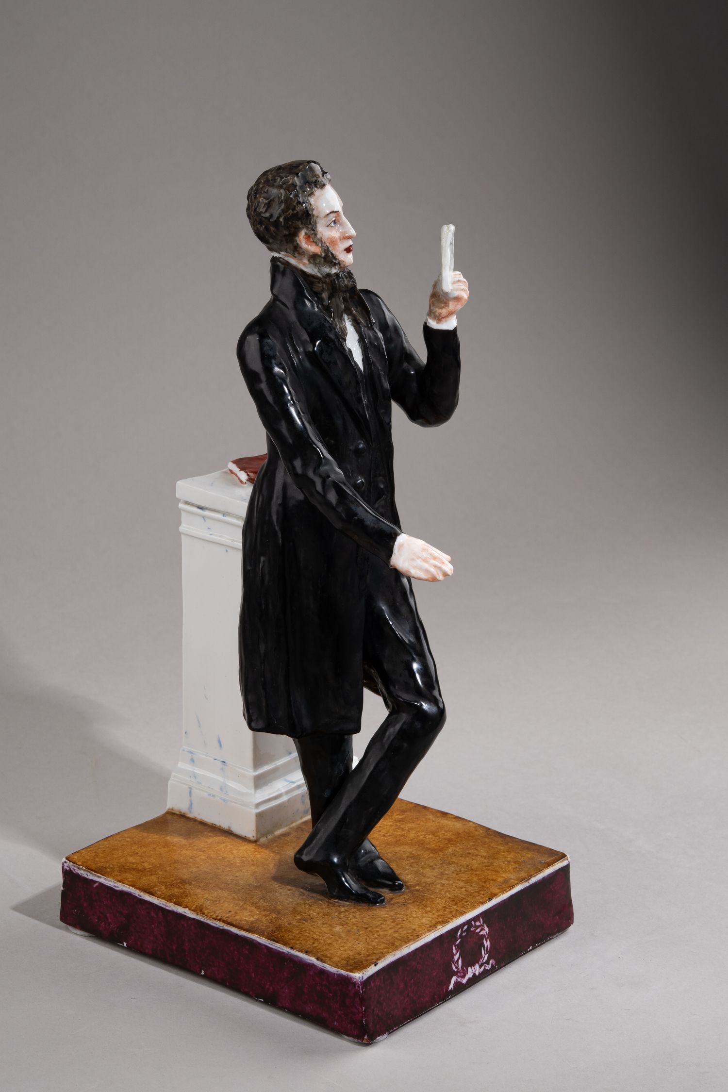 (ИФЗ. С экспертизой Т.А Мозжухиной)  Уникальная скульптура «А.С. Пушкин».<br> Санкт-Петербург, Императорский фарфоровый завод, автор – С.А. Галяшкин, скульптор-формовщик П. Шмаковъ, 1910.