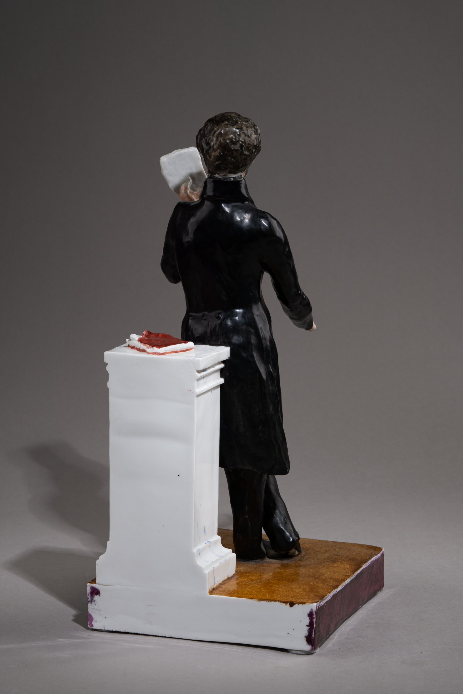 (ИФЗ. С экспертизой Т.А Мозжухиной)  Уникальная скульптура «А.С. Пушкин».<br> Санкт-Петербург, Императорский фарфоровый завод, автор – С.А. Галяшкин, скульптор-формовщик П. Шмаковъ, 1910.