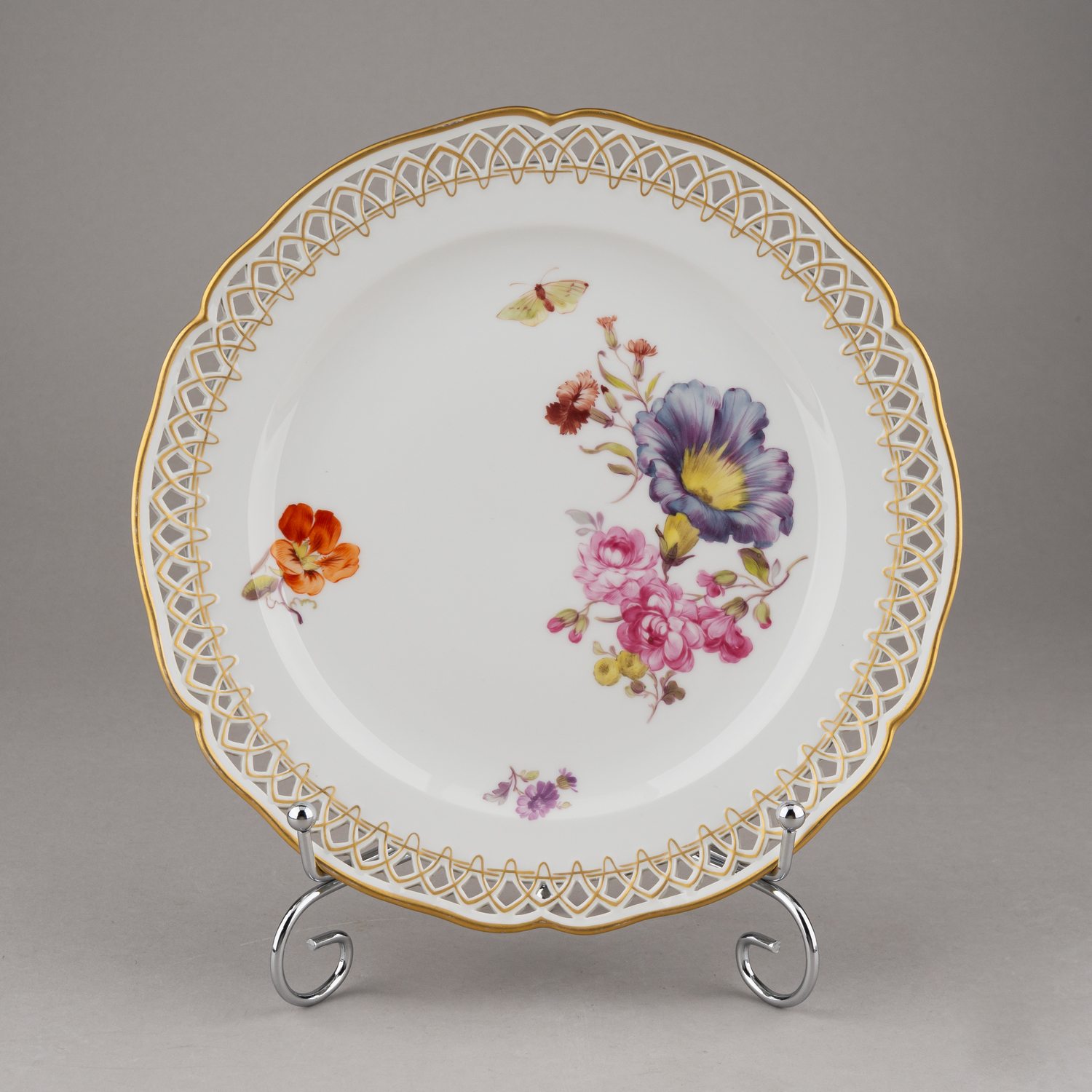 (KPM) Десертная тарелка с ажурным бортом и флоральной росписью. Германия, Берлин, Королевская фарфоровая мануфактура, конец XIX – начало XX века.