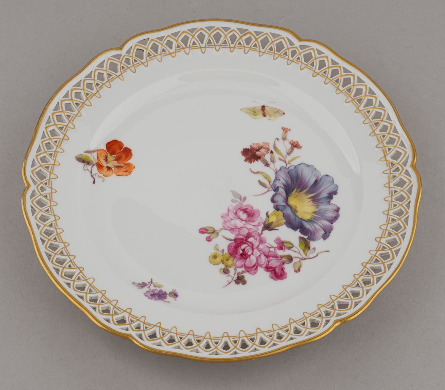 (KPM) Десертная тарелка с ажурным бортом и флоральной росписью. Германия, Берлин, Королевская фарфоровая мануфактура, конец XIX – начало XX века.
