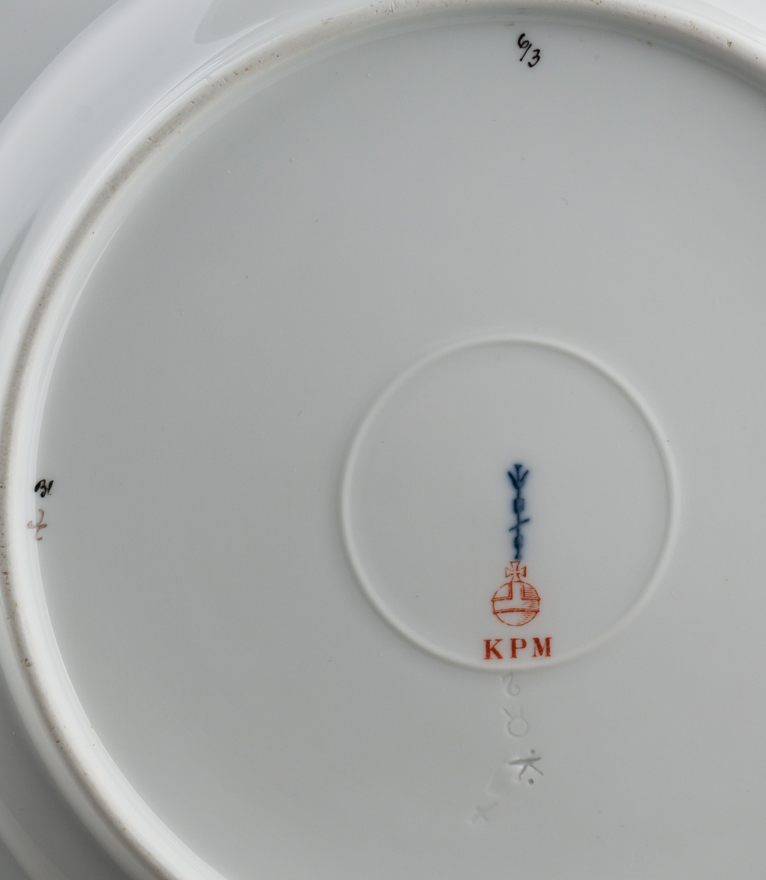 (KPM) Десертная тарелка с ажурным бортом и флоральной росписью. Германия, Берлин, Королевская фарфоровая мануфактура, конец XIX – начало XX века.