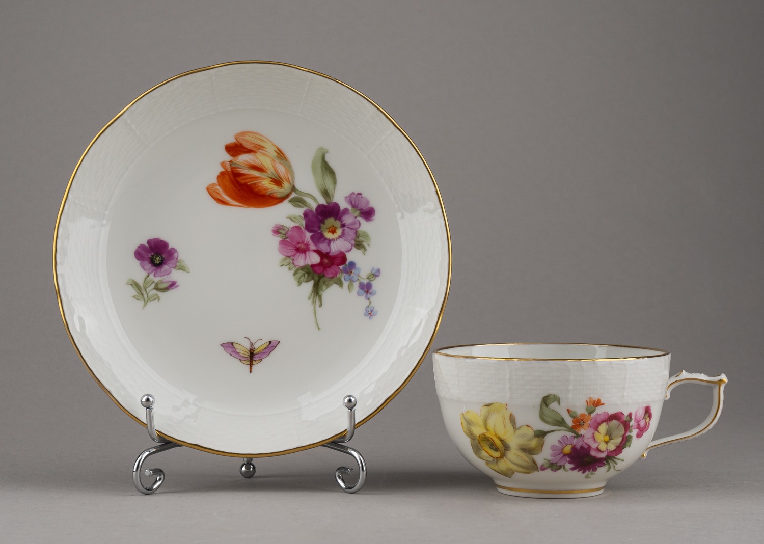 (KPM) Чашка с блюдцем «Нарцисс и тюльпан». Германия, Берлин, Королевская фарфоровая мануфактура,  начало XX века.