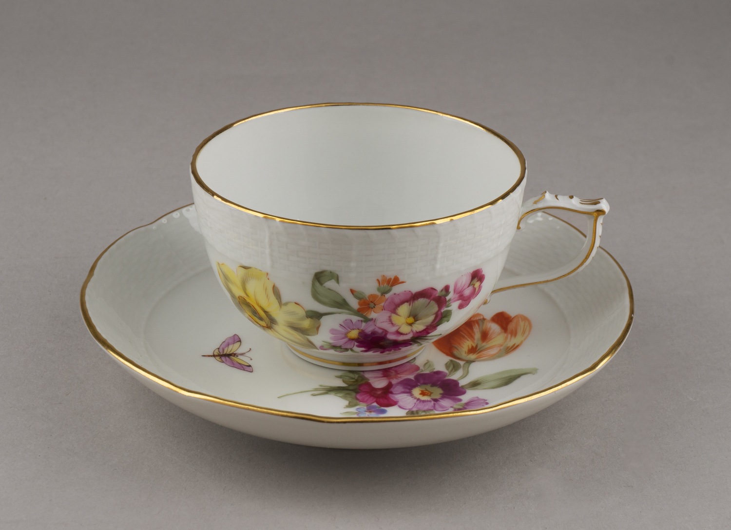 (KPM) Чашка с блюдцем «Нарцисс и тюльпан». Германия, Берлин, Королевская фарфоровая мануфактура,  начало XX века.