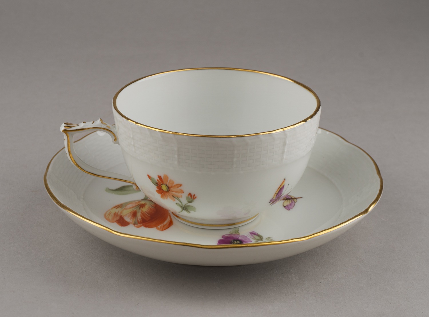 (KPM) Чашка с блюдцем «Нарцисс и тюльпан». Германия, Берлин, Королевская фарфоровая мануфактура,  начало XX века.