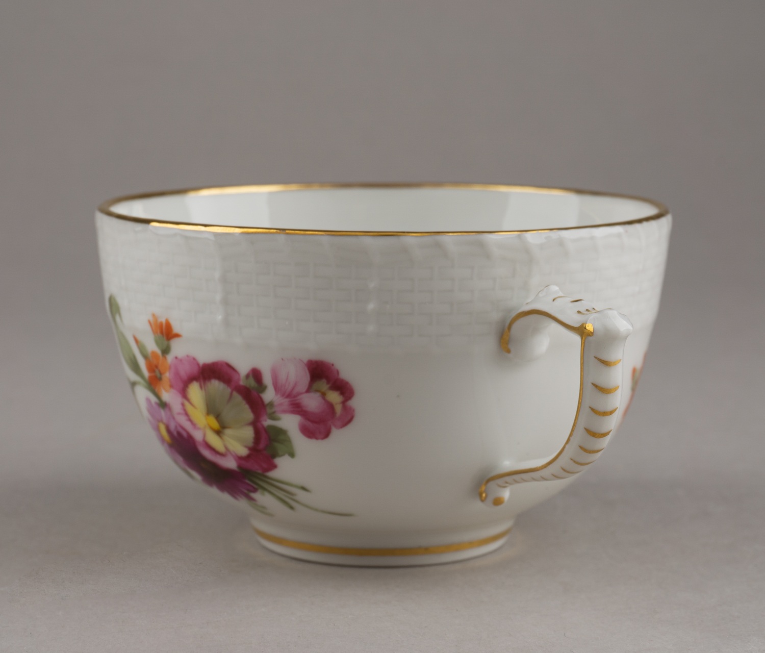 (KPM) Чашка с блюдцем «Нарцисс и тюльпан». Германия, Берлин, Королевская фарфоровая мануфактура,  начало XX века.