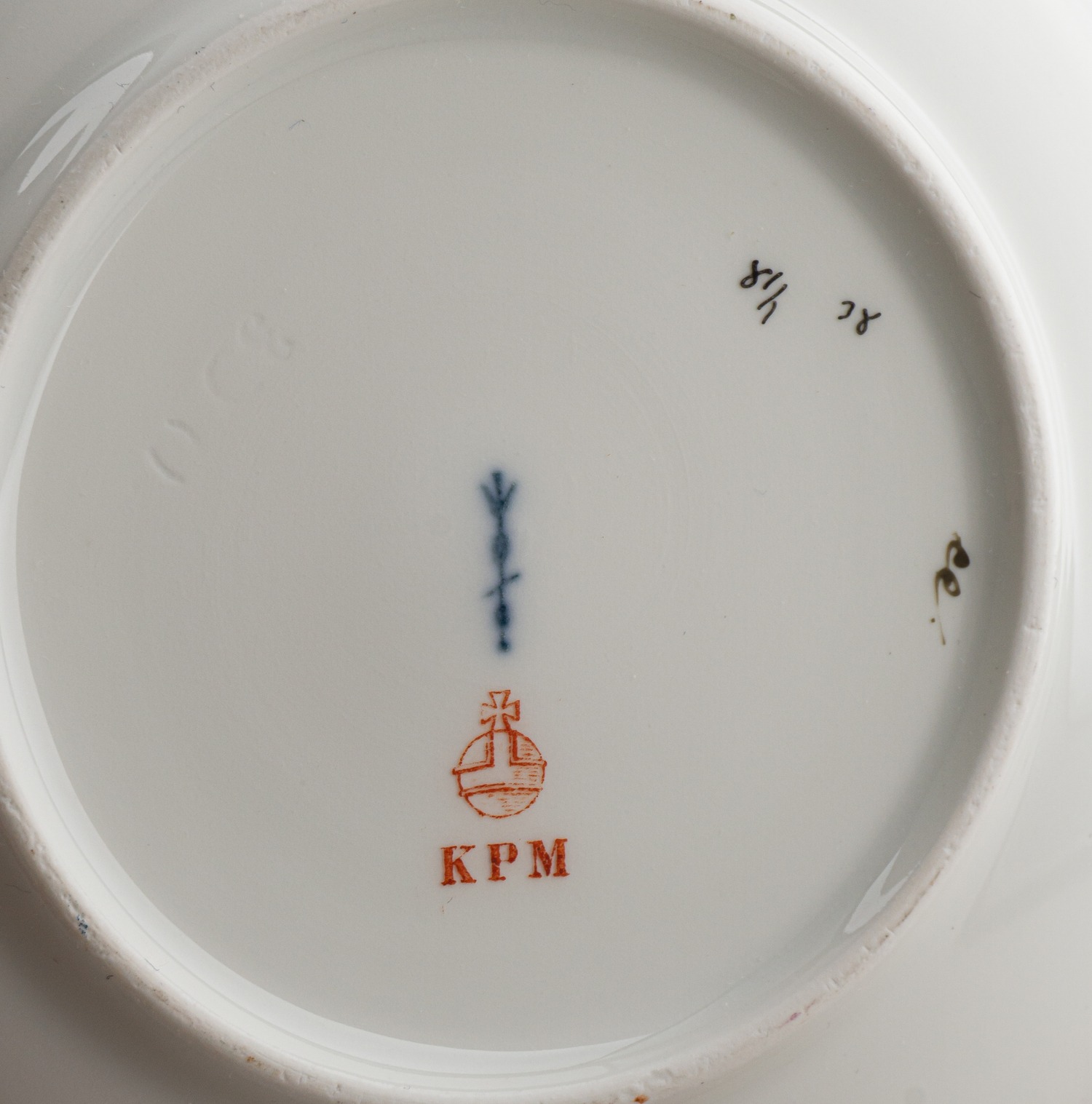 (KPM) Чашка с блюдцем «Нарцисс и тюльпан». Германия, Берлин, Королевская фарфоровая мануфактура,  начало XX века.