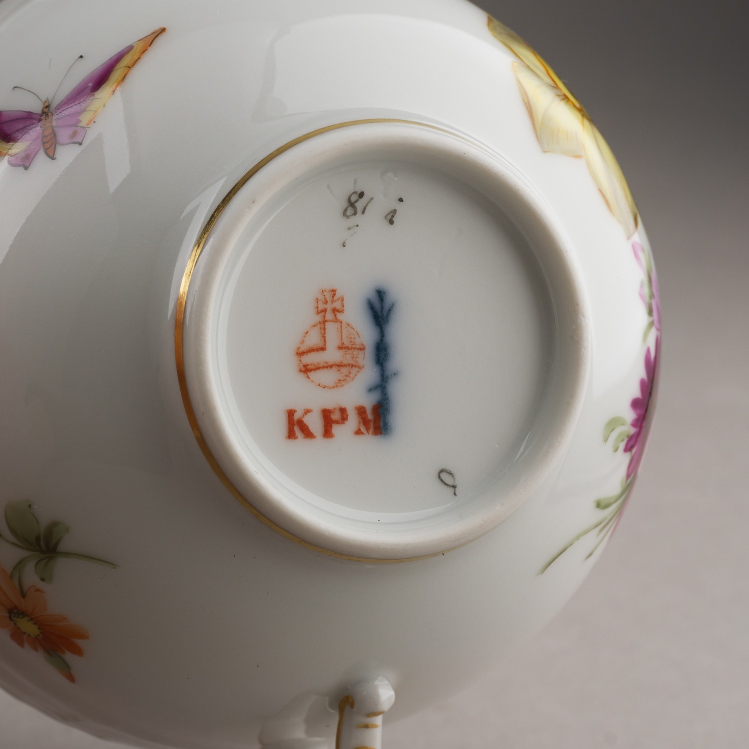 (KPM) Чашка с блюдцем «Нарцисс и тюльпан». Германия, Берлин, Королевская фарфоровая мануфактура,  начало XX века.