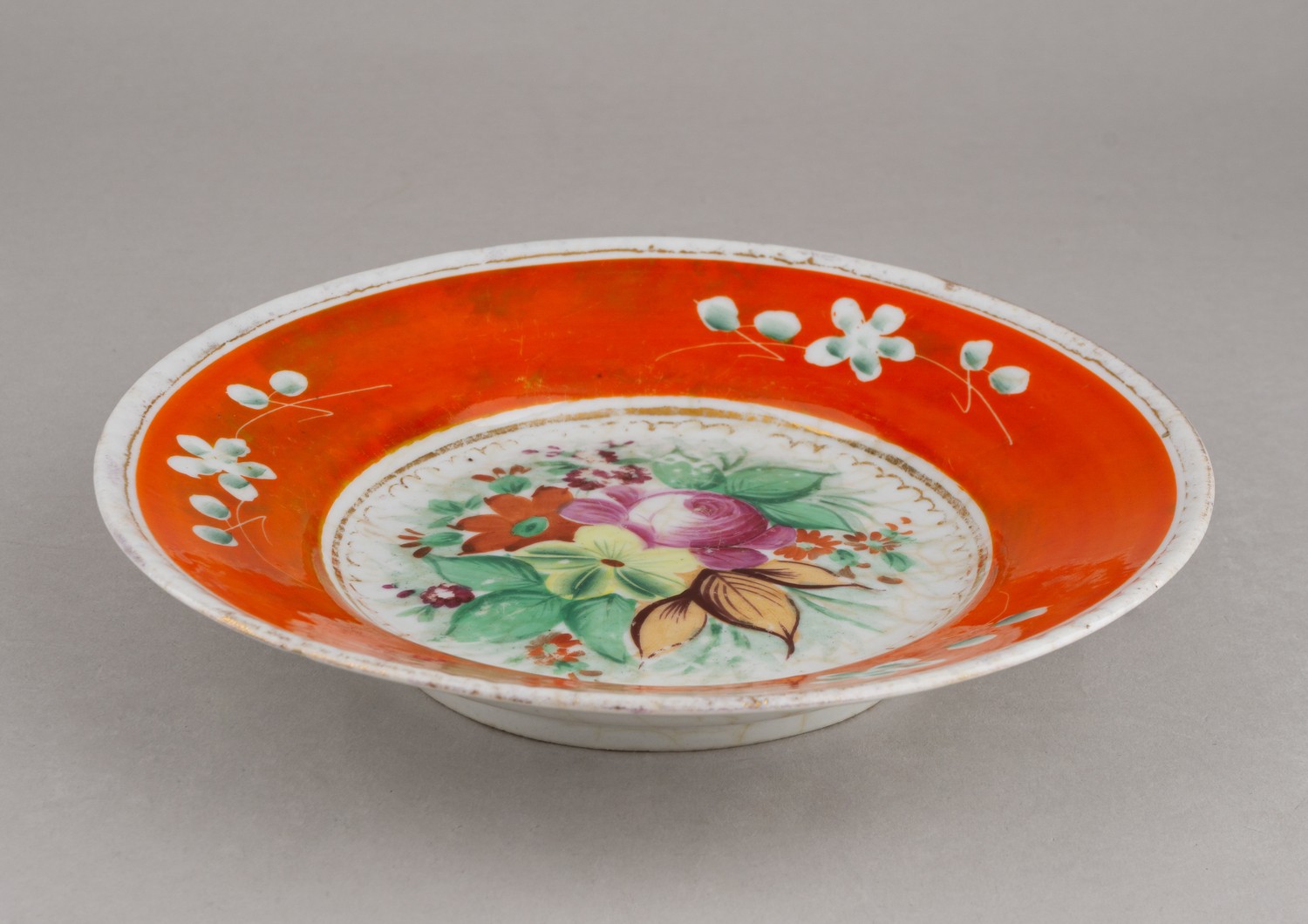 (Редкая марка) Тарелка с оранжевым крытьем по борту. Россия, деревня Коняшино Бронницкого уезда, фабрика Маркова, третья четв. XIX в.