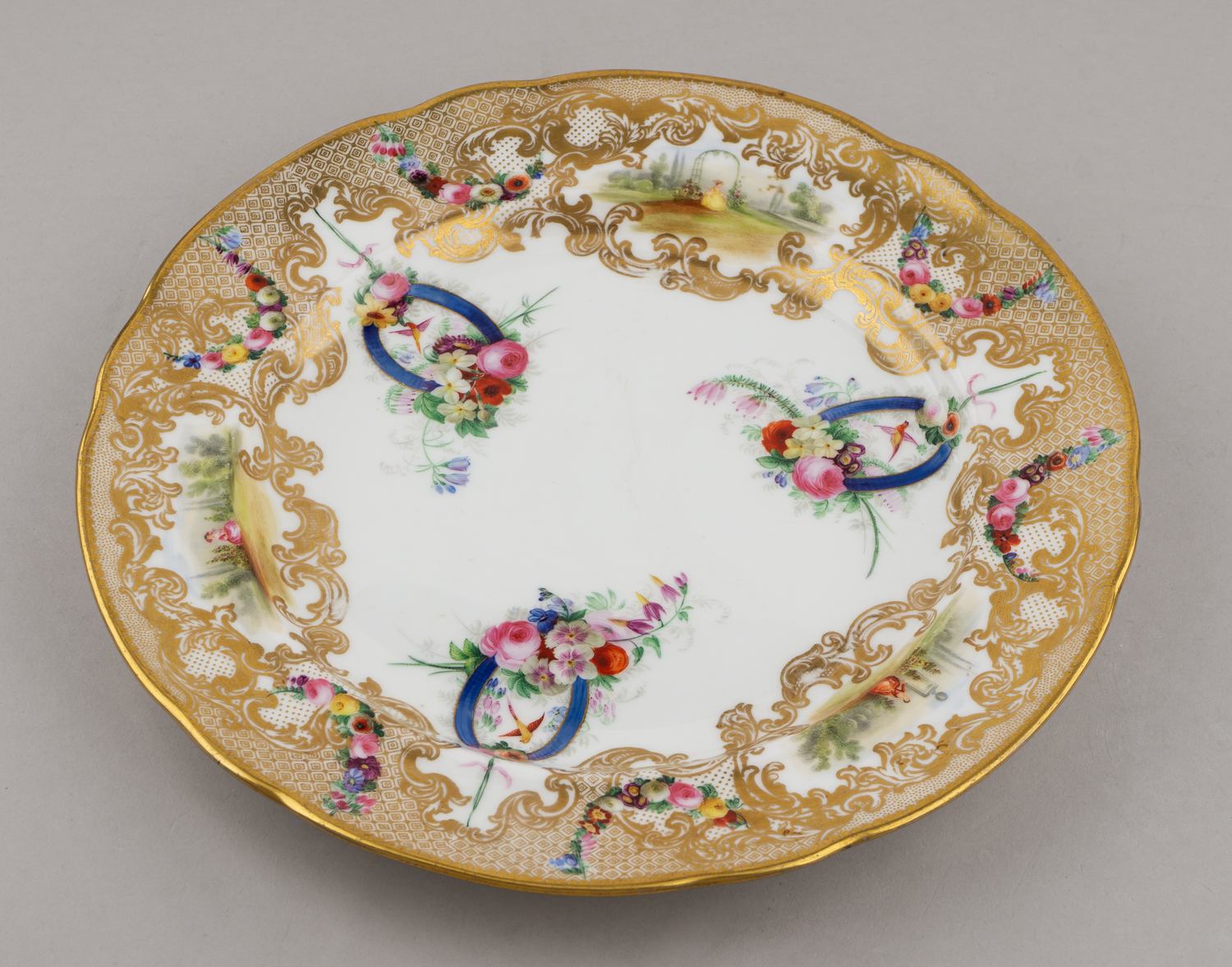 Тарелка с изображениями пейзажей, букетов и птиц. Фабрика «Споуд», Коупленд и Гаррет. Англия, 1833–1847 гг.