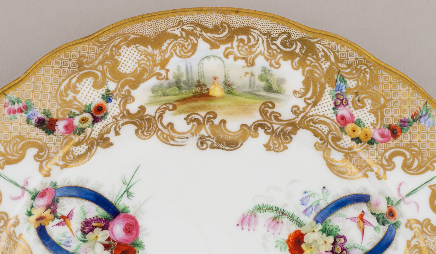 Тарелка с изображениями пейзажей, букетов и птиц. Фабрика «Споуд», Коупленд и Гаррет. Англия, 1833–1847 гг.
