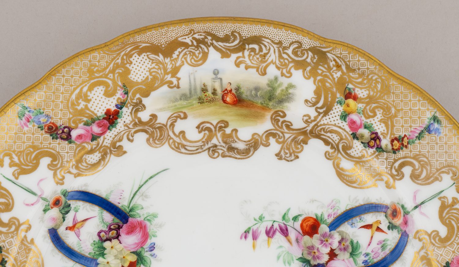 Тарелка с изображениями пейзажей, букетов и птиц. Фабрика «Споуд», Коупленд и Гаррет. Англия, 1833–1847 гг.