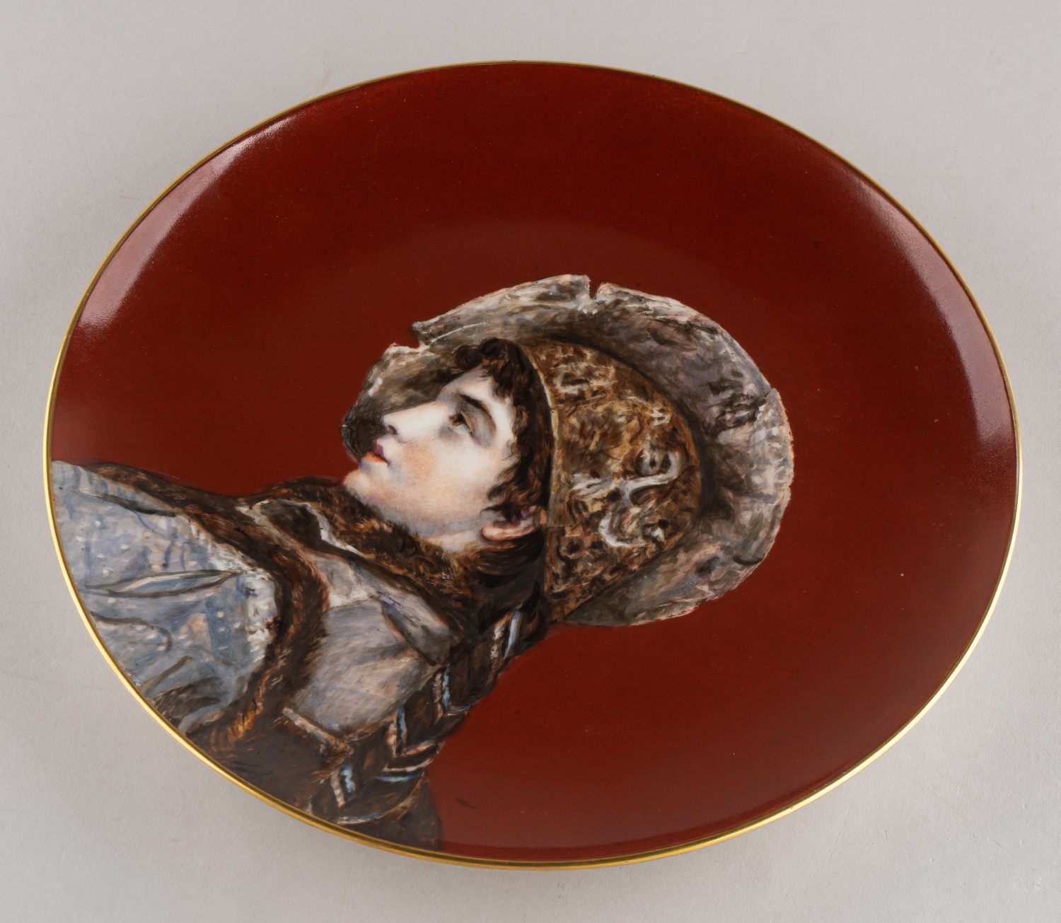 Декоративная тарелка с женским портретом в коричневых тонах. Королевская фарфоровая мануфактура в Берлине. Начало XX века.