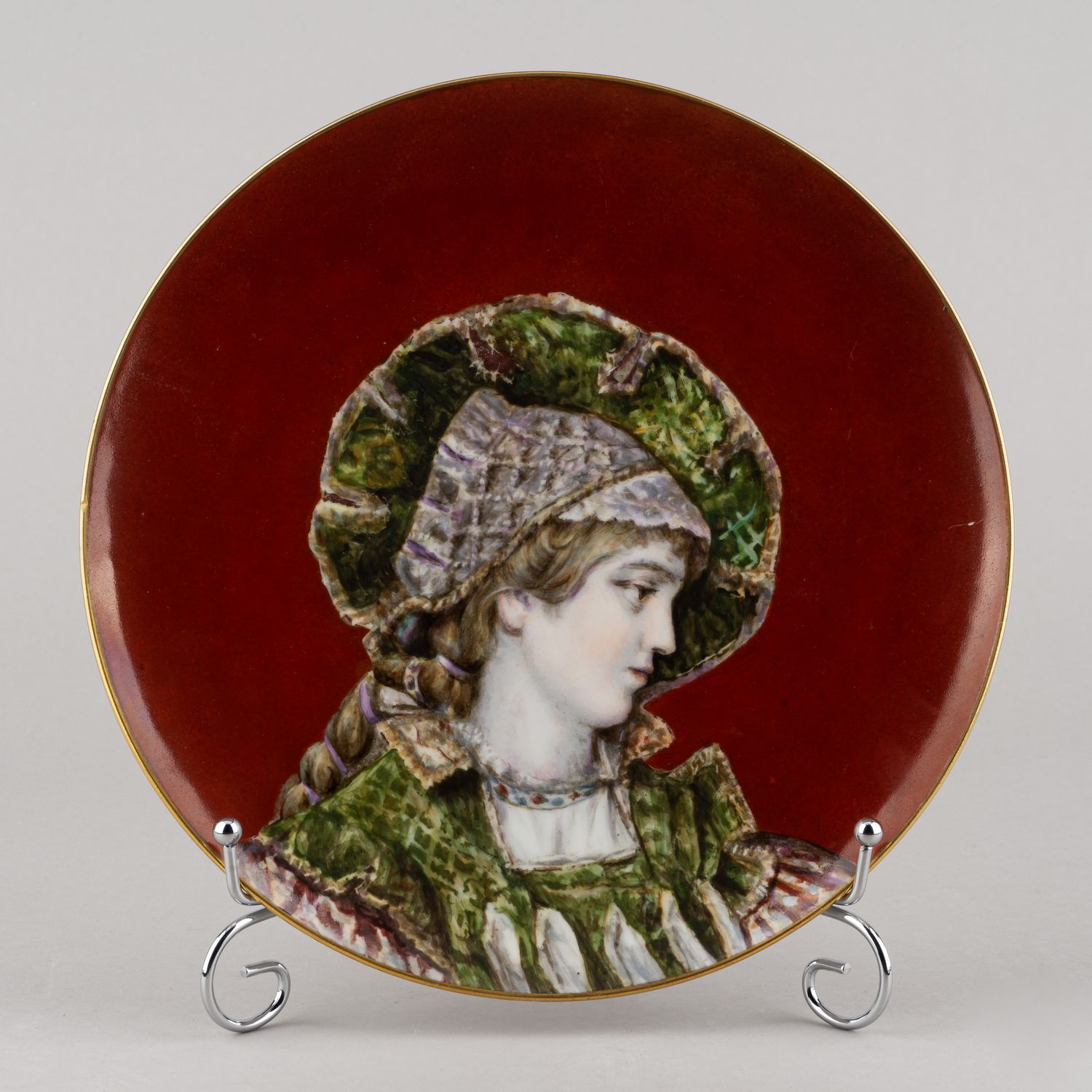 Декоративная тарелка с женским портретом в зеленых тонах. Королевская фарфоровая мануфактура в Берлине. Начало XX века.