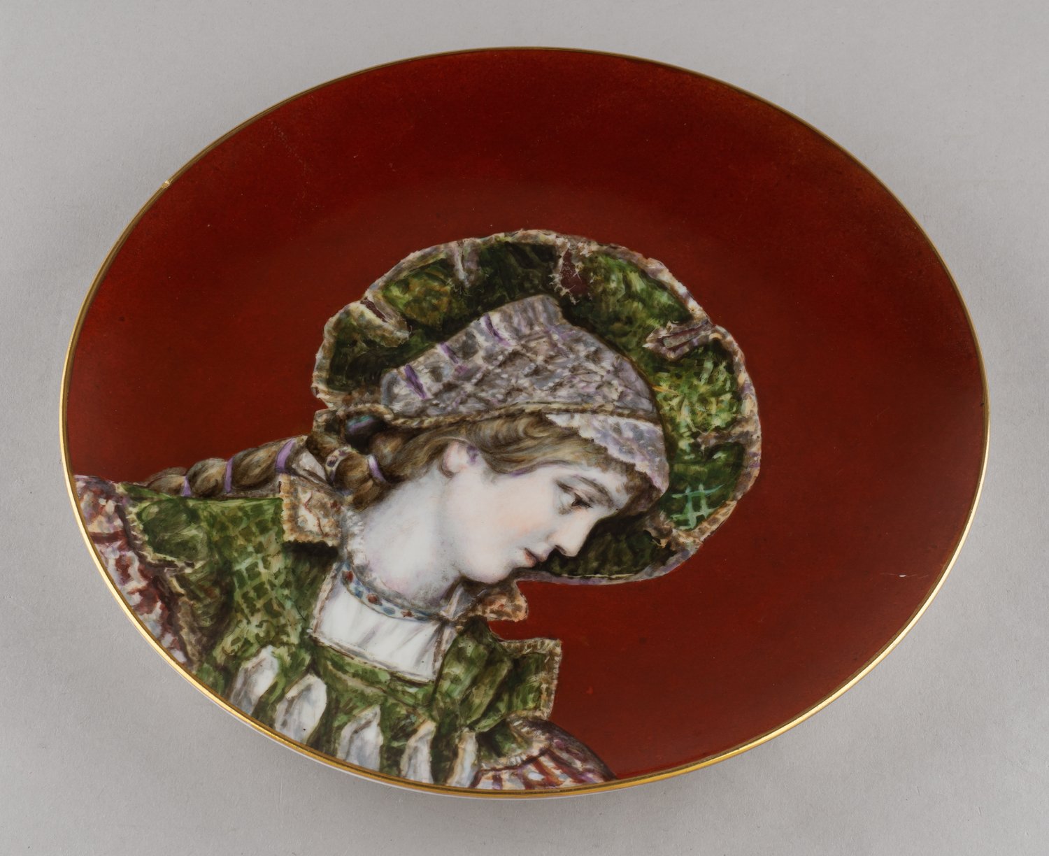 Декоративная тарелка с женским портретом в зеленых тонах. Королевская фарфоровая мануфактура в Берлине. Начало XX века.