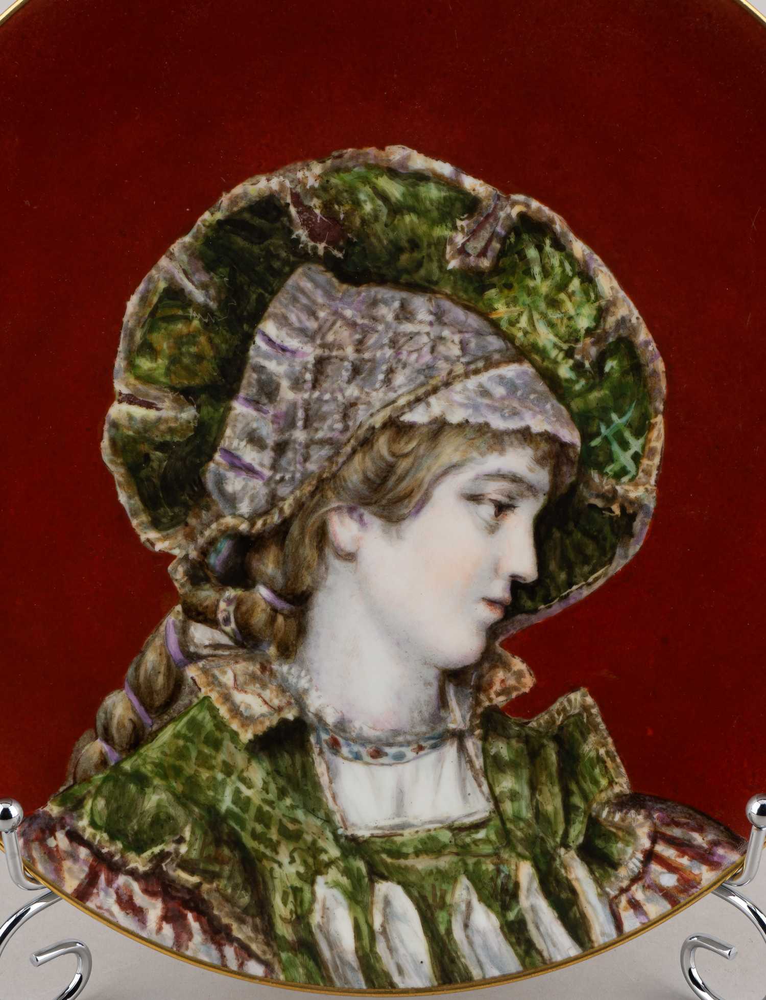 Декоративная тарелка с женским портретом в зеленых тонах. Королевская фарфоровая мануфактура в Берлине. Начало XX века.