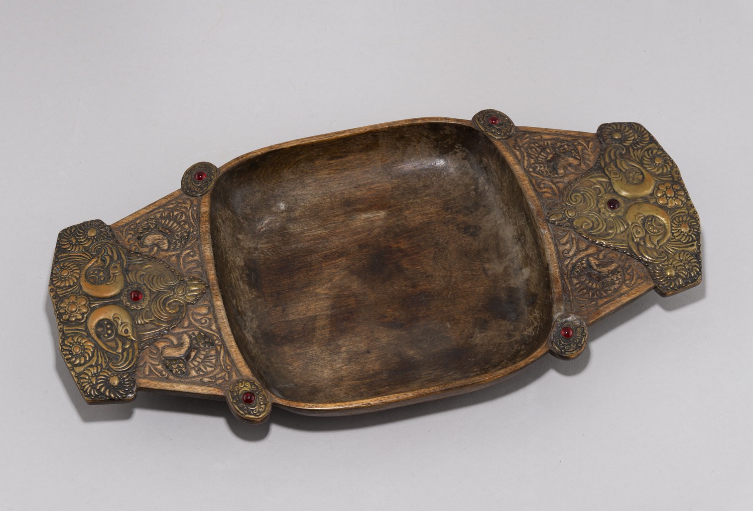 Деревянный резной поднос в русском стиле. Россия, Московская губерния, начало XX века.