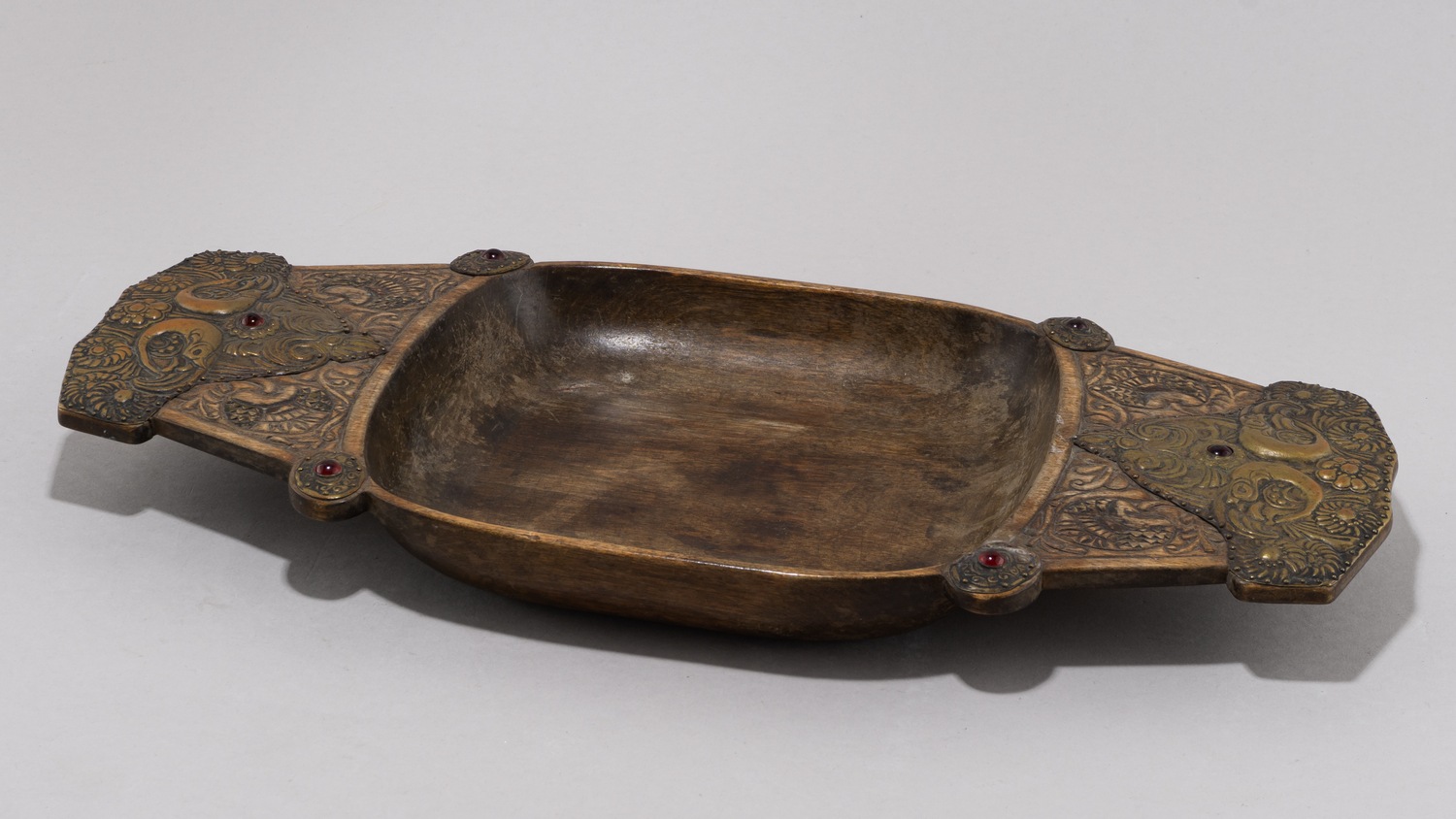 Деревянный резной поднос в русском стиле. Россия, Московская губерния, начало XX века.