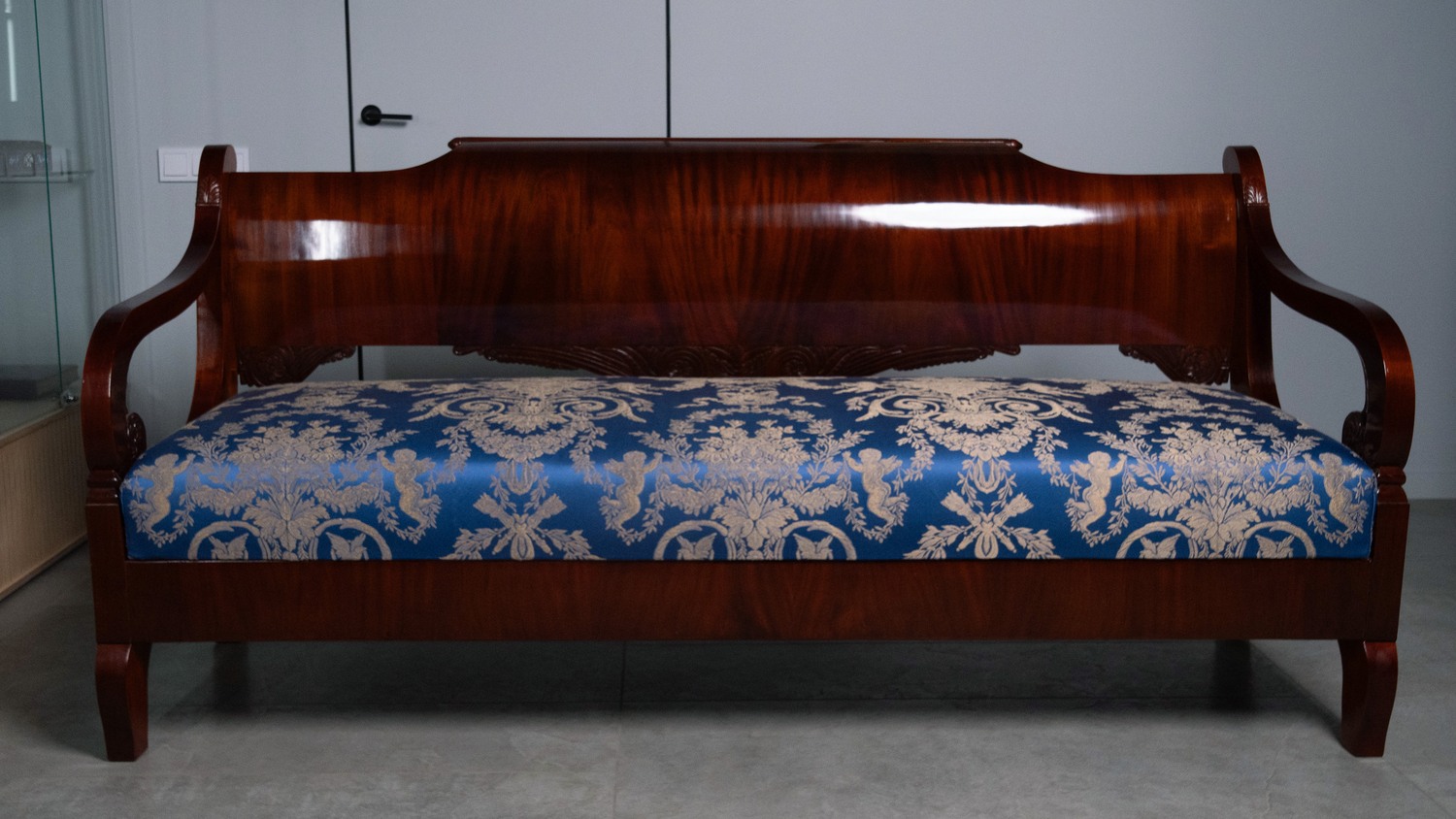 (Ампир) Большой диван в стиле ампир. Россия, первая четверть XIX века.