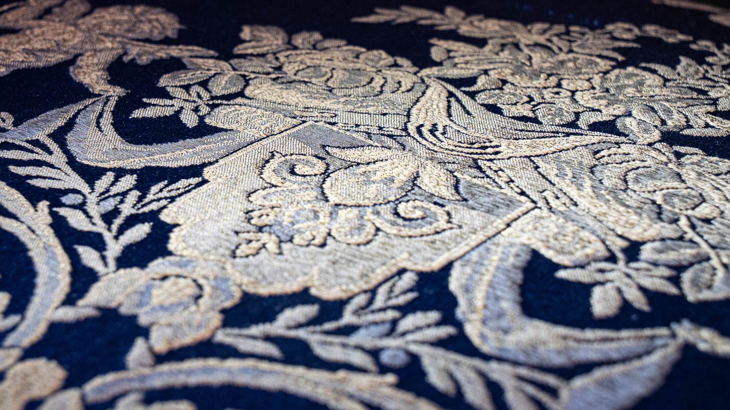 (Ампир) Большой диван в стиле ампир. Россия, первая четверть XIX века.