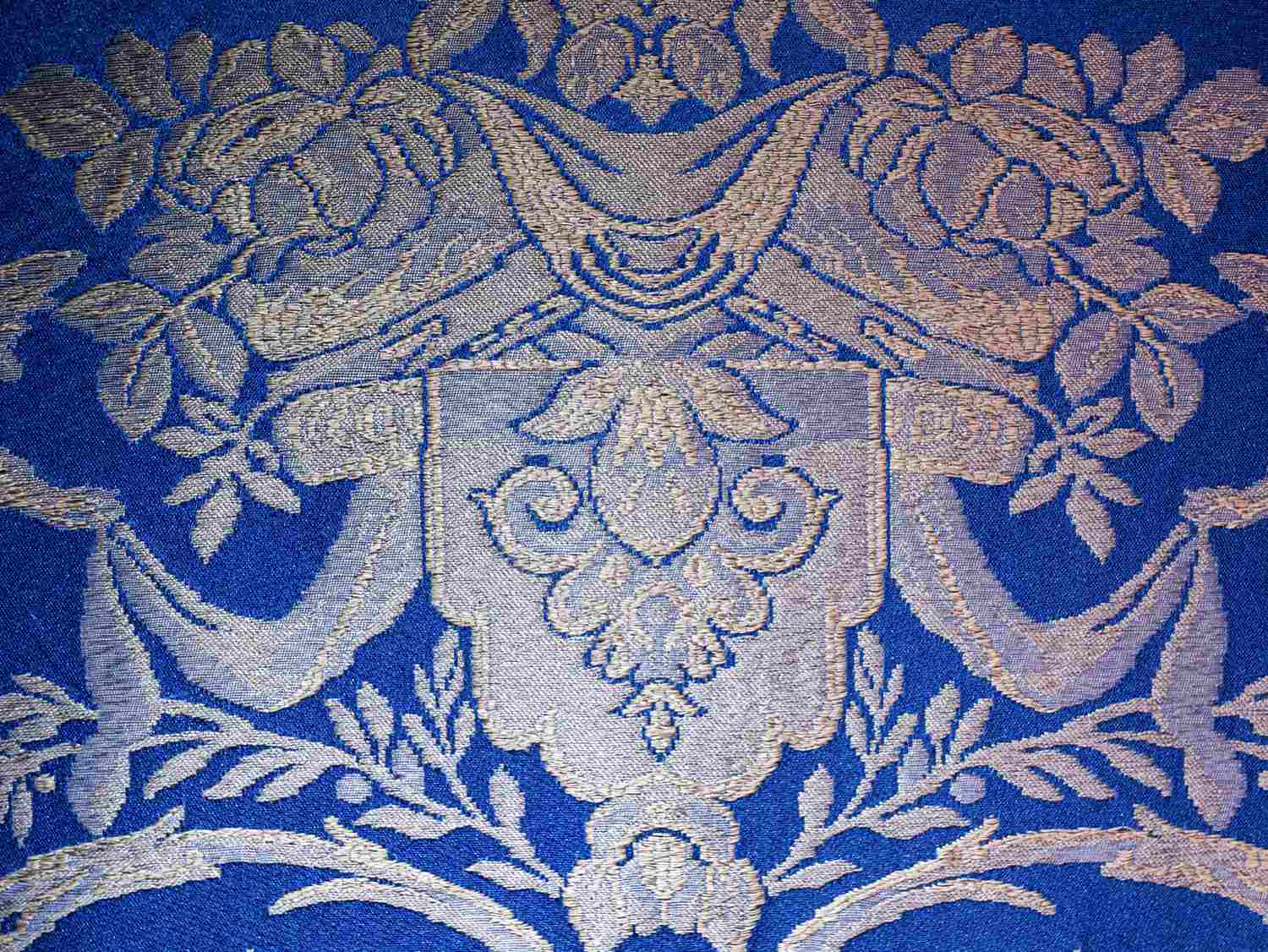 (Ампир) Большой диван в стиле ампир. Россия, первая четверть XIX века.