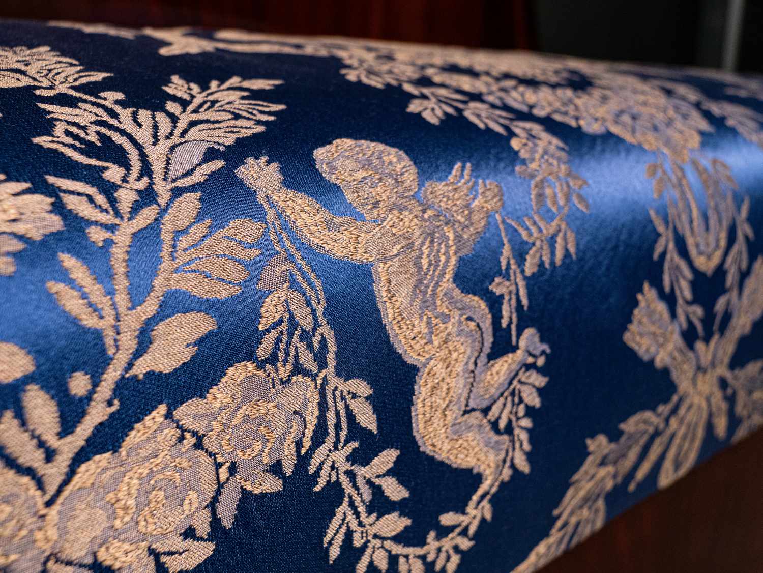 (Ампир) Большой диван в стиле ампир. Россия, первая четверть XIX века.