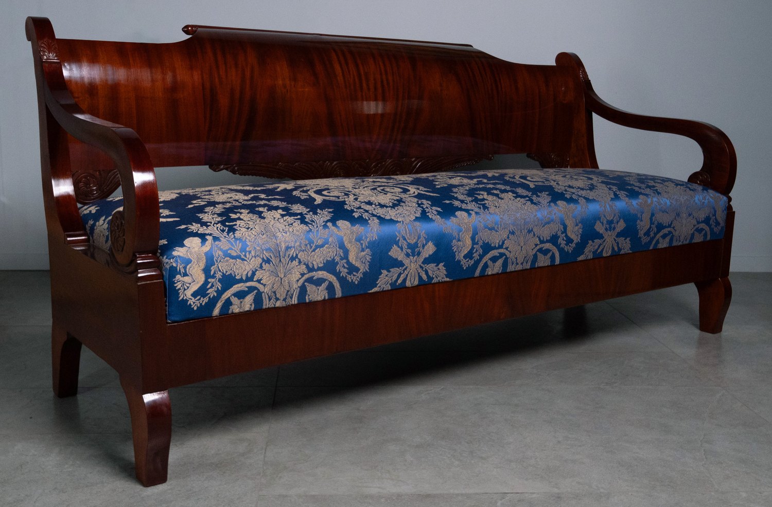 (Ампир) Большой диван в стиле ампир. Россия, первая четверть XIX века.