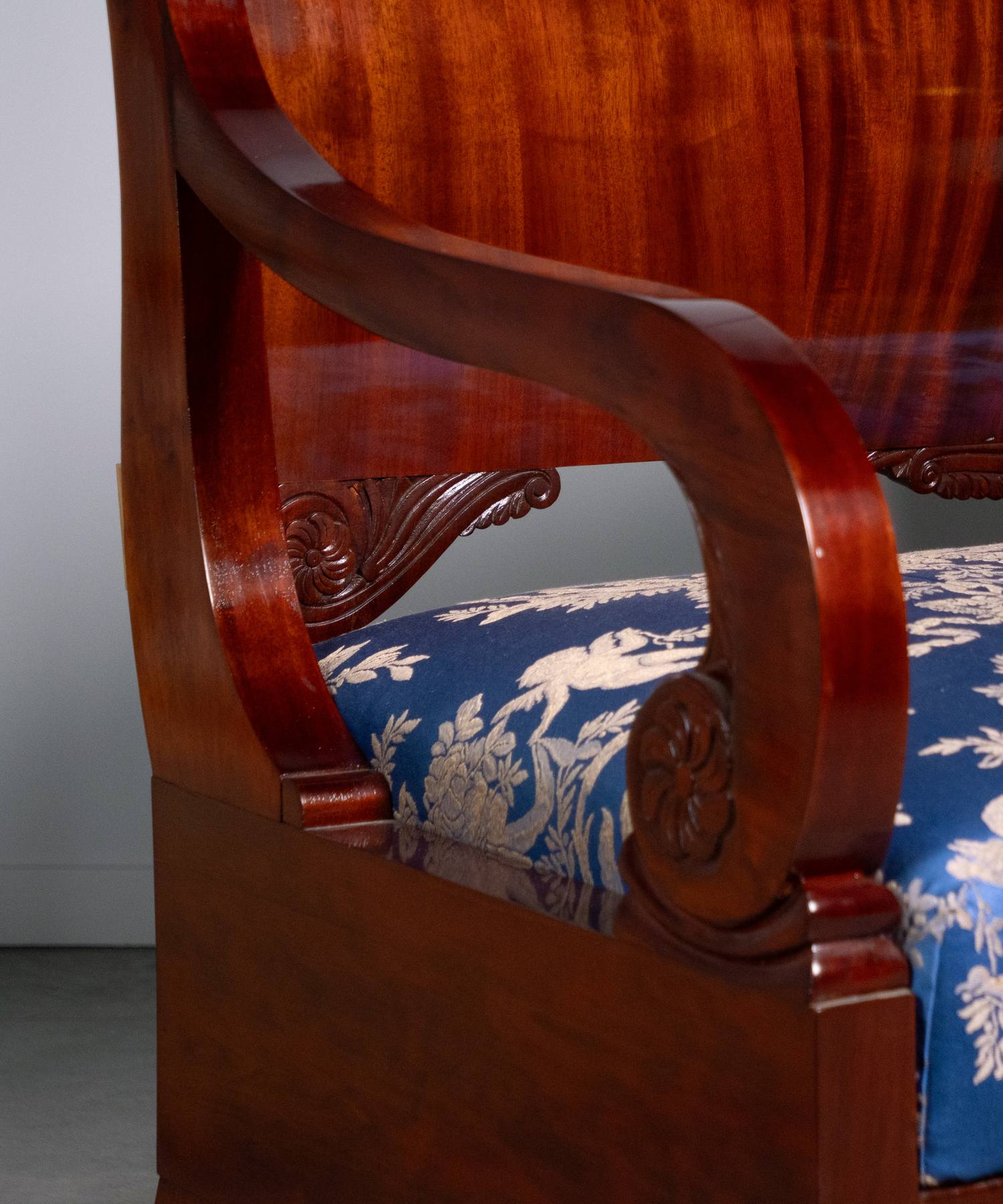 (Ампир) Большой диван в стиле ампир. Россия, первая четверть XIX века.