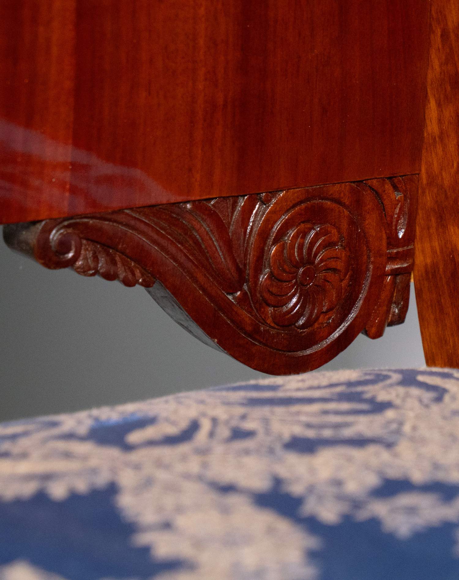 (Ампир) Большой диван в стиле ампир. Россия, первая четверть XIX века.