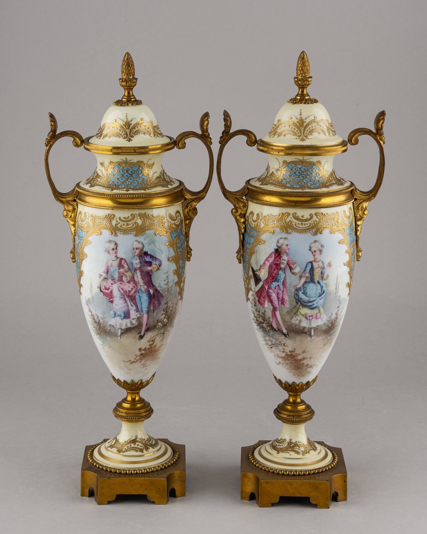 (Севр) Вазы парные с изображением галантных сцен и французских замков.
Франция, Севр, ХIХ век.