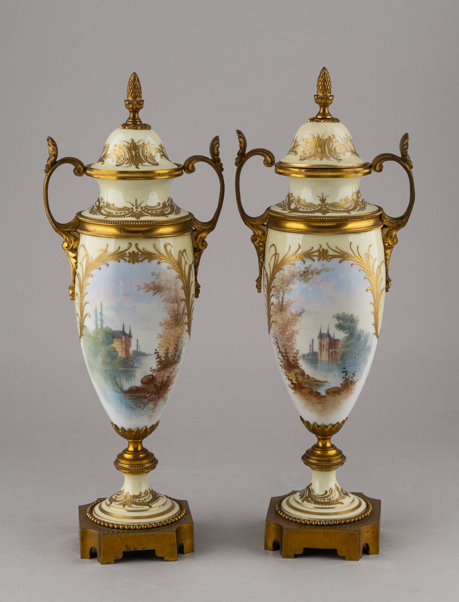 (Севр) Вазы парные с изображением галантных сцен и французских замков.
Франция, Севр, ХIХ век.