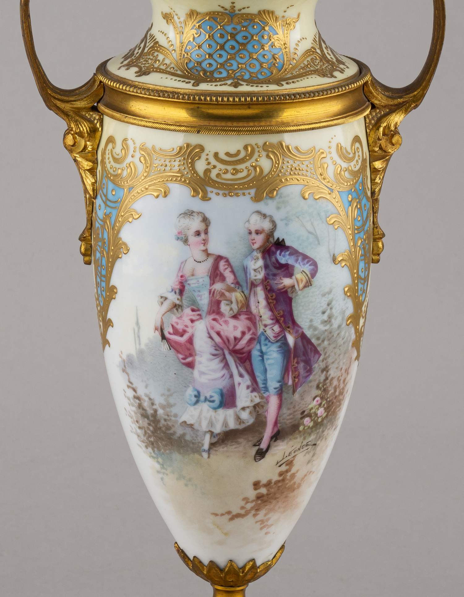 (Севр) Вазы парные с изображением галантных сцен и французских замков.
Франция, Севр, ХIХ век.