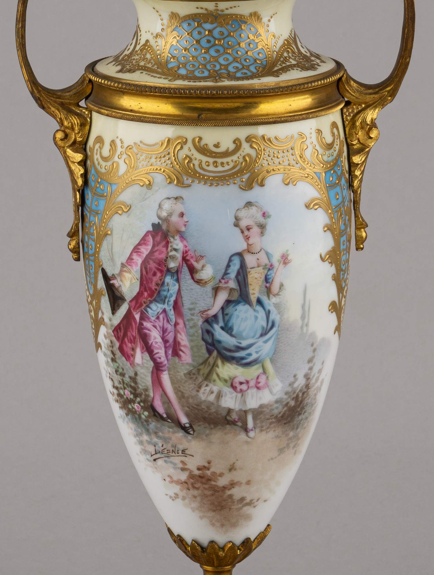 (Севр) Вазы парные с изображением галантных сцен и французских замков.
Франция, Севр, ХIХ век.