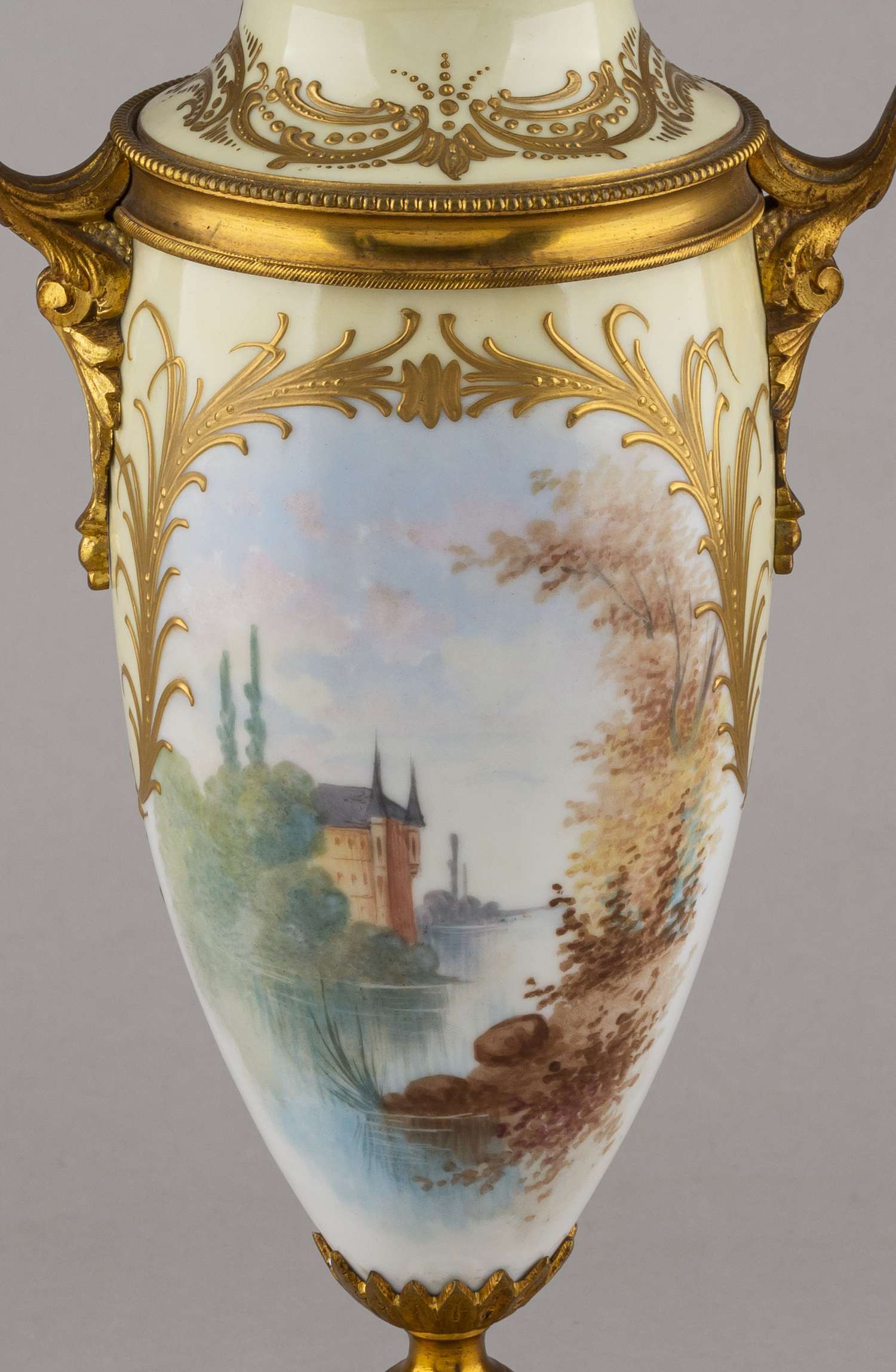 (Севр) Вазы парные с изображением галантных сцен и французских замков.
Франция, Севр, ХIХ век.