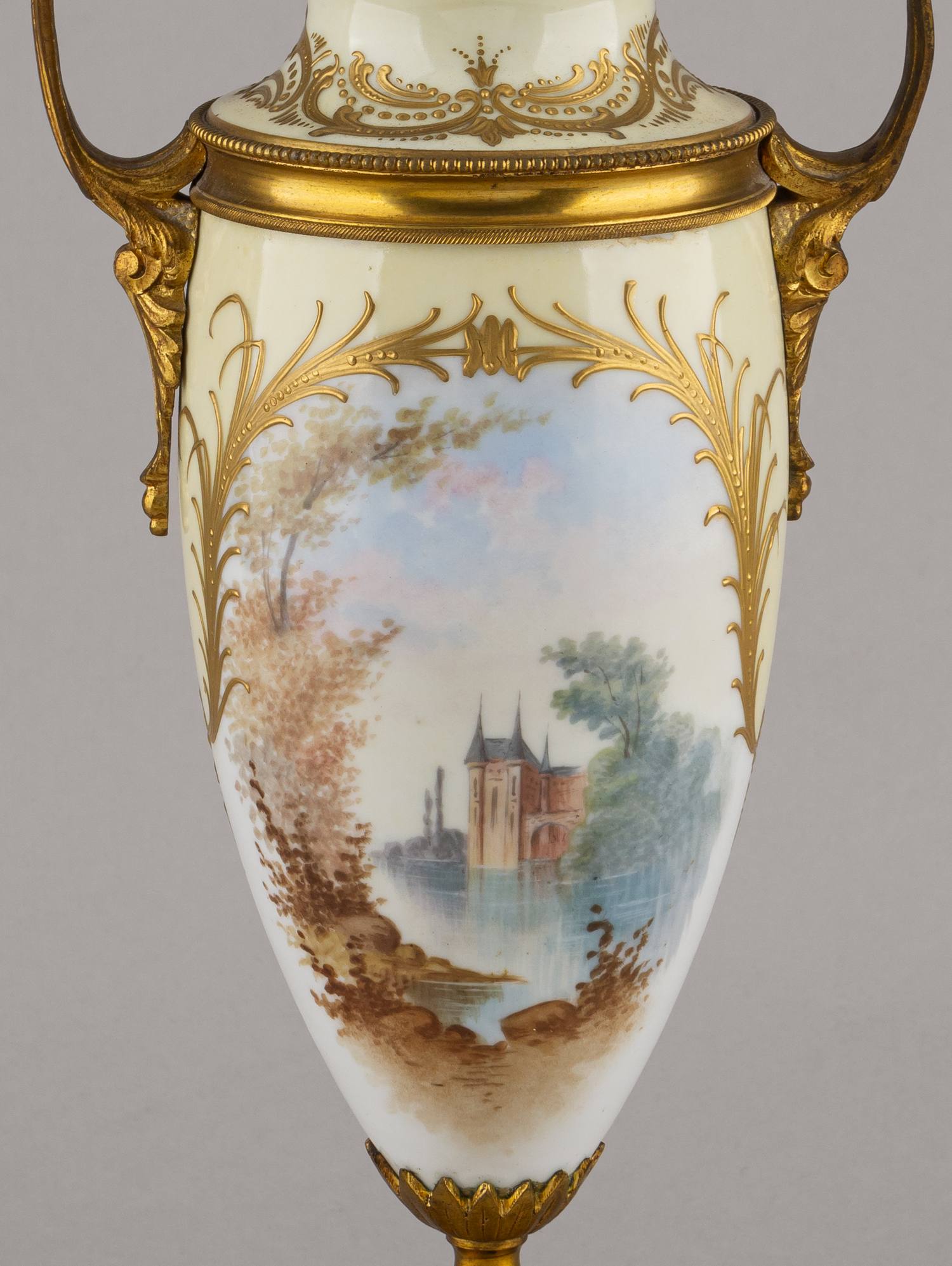 (Севр) Вазы парные с изображением галантных сцен и французских замков.
Франция, Севр, ХIХ век.
