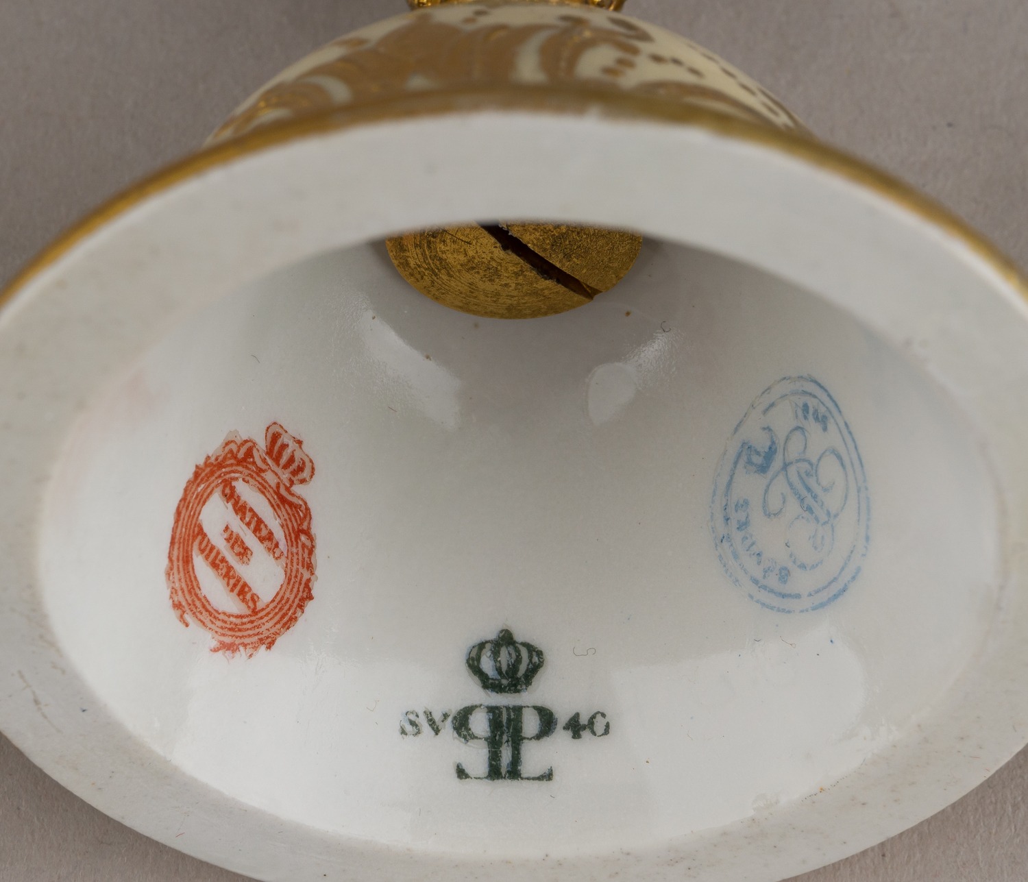 (Севр) Вазы парные с изображением галантных сцен и французских замков.
Франция, Севр, ХIХ век.