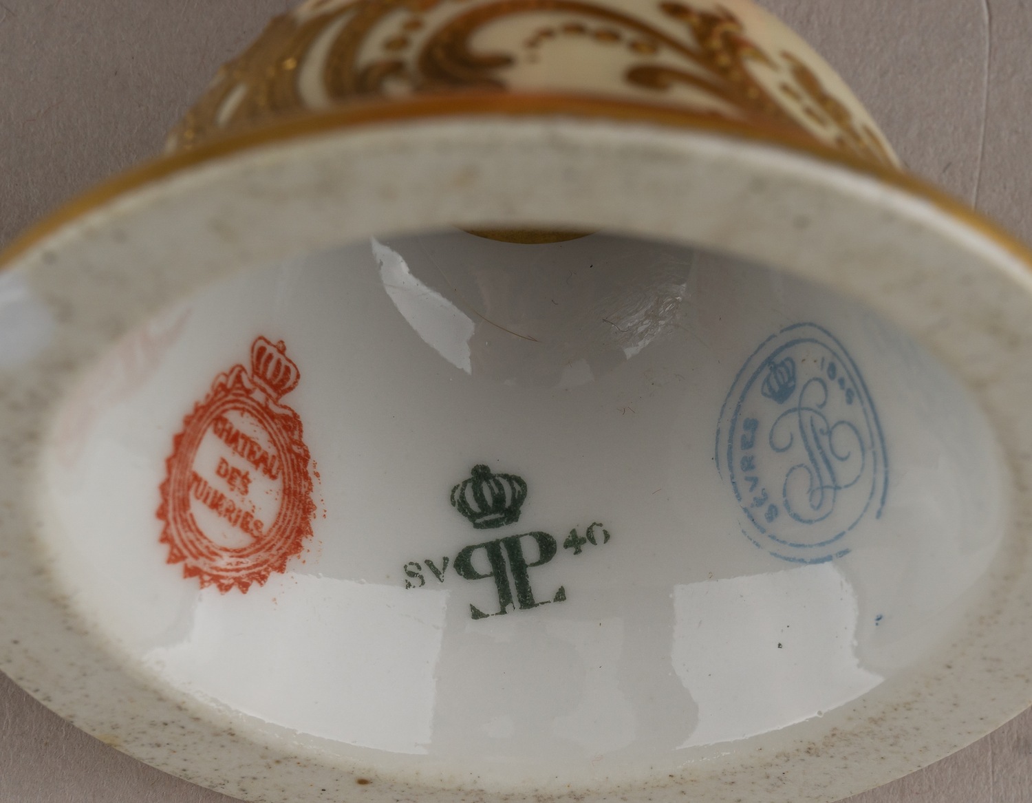 (Севр) Вазы парные с изображением галантных сцен и французских замков.
Франция, Севр, ХIХ век.